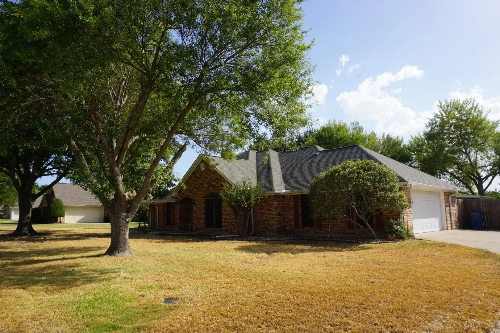 Single Family Residence For Sale in Kaufman County , 1408 Overlook Drive, Kaufman, Texas 75142, 4 Bedroom, 3 Bathroom, 2 Garage spaces, 2,377 Sqft, built in 1988, mls#21388822, Real Estate Agent in Kaufman, Homes For Sale in Kaufman county, Homes For Sale in Kaufman, Realtor in Kaufman Texas, Real Estate Brokerage Independent Realty Texas, Luminita Cordes Realtor