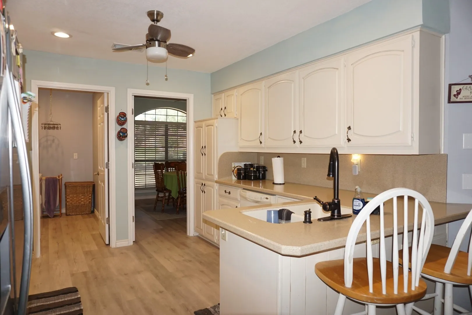 Single Family Residence For Sale in Kaufman County , 1408 Overlook Drive, Kaufman, Texas 75142, 4 Bedroom, 3 Bathroom, 2 Garage spaces, 2,377 Sqft, built in 1988, mls#21388822, Real Estate Agent in Kaufman, Homes For Sale in Kaufman county, Homes For Sale in Kaufman, Realtor in Kaufman Texas, Real Estate Brokerage Independent Realty Texas, Luminita Cordes Realtor