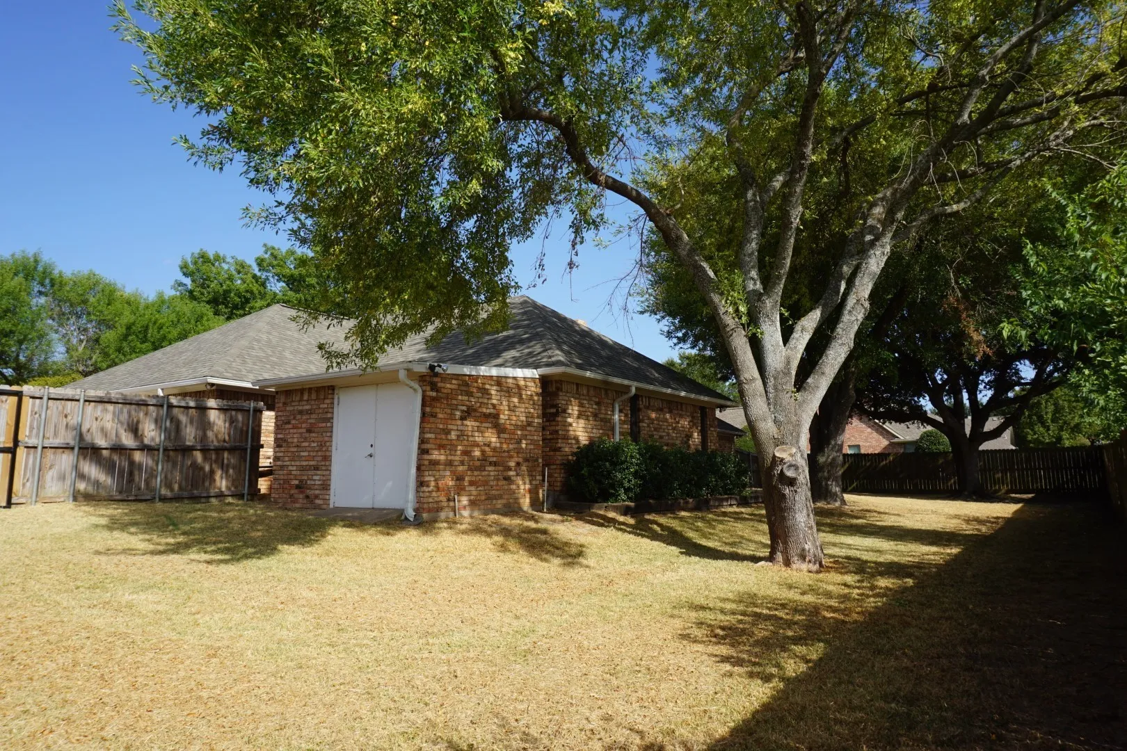 Single Family Residence For Sale in Kaufman County , 1408 Overlook Drive, Kaufman, Texas 75142, 4 Bedroom, 3 Bathroom, 2 Garage spaces, 2,377 Sqft, built in 1988, mls#21388822, Real Estate Agent in Kaufman, Homes For Sale in Kaufman county, Homes For Sale in Kaufman, Realtor in Kaufman Texas, Real Estate Brokerage Independent Realty Texas, Luminita Cordes Realtor