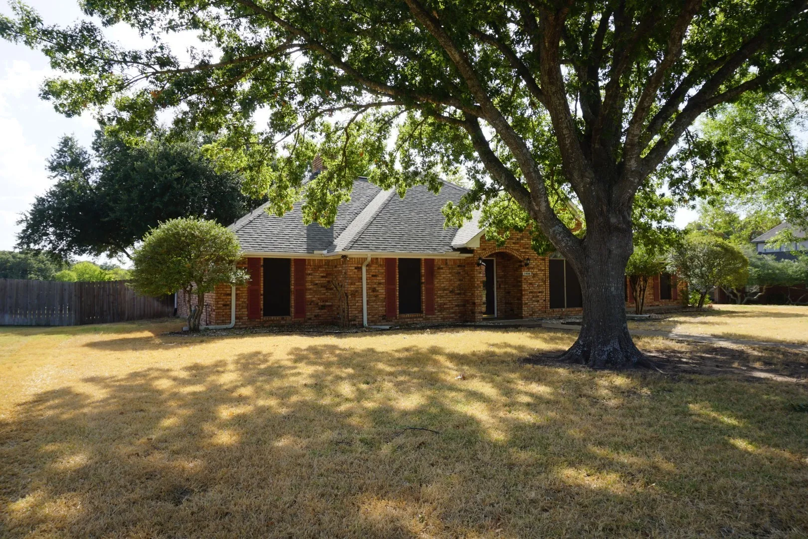 Single Family Residence For Sale in Kaufman County , 1408 Overlook Drive, Kaufman, Texas 75142, 4 Bedroom, 3 Bathroom, 2 Garage spaces, 2,377 Sqft, built in 1988, mls#21388822, Real Estate Agent in Kaufman, Homes For Sale in Kaufman county, Homes For Sale in Kaufman, Realtor in Kaufman Texas, Real Estate Brokerage Independent Realty Texas, Luminita Cordes Realtor