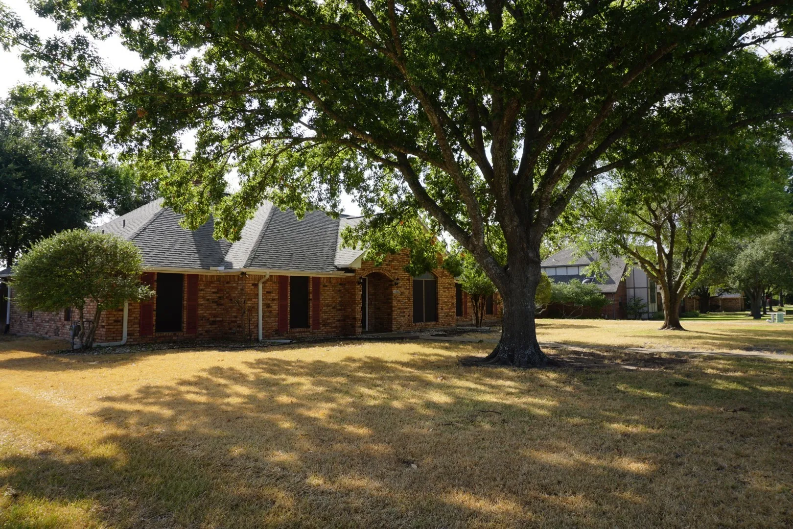 Single Family Residence For Sale in Kaufman County , 1408 Overlook Drive, Kaufman, Texas 75142, 4 Bedroom, 3 Bathroom, 2 Garage spaces, 2,377 Sqft, built in 1988, mls#21388822, Real Estate Agent in Kaufman, Homes For Sale in Kaufman county, Homes For Sale in Kaufman, Realtor in Kaufman Texas, Real Estate Brokerage Independent Realty Texas, Luminita Cordes Realtor