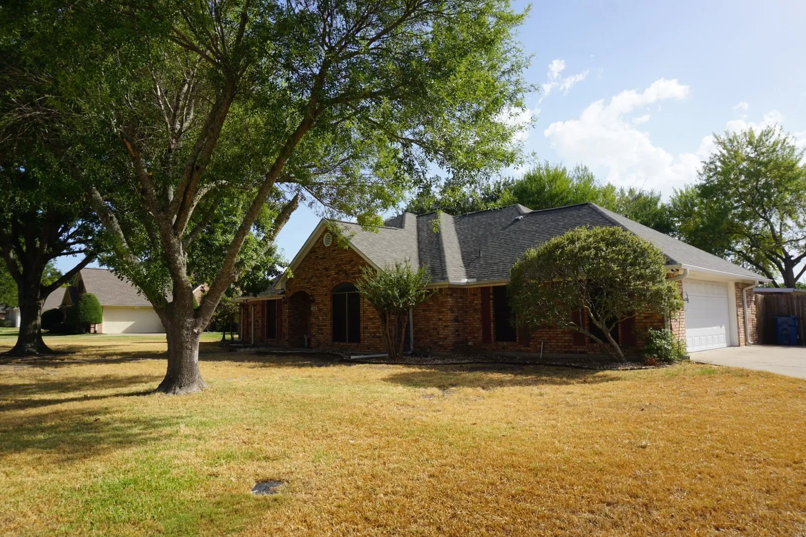 Single Family Residence For Sale in Kaufman County , 1408 Overlook Drive, Kaufman, Texas 75142, 4 Bedroom, 3 Bathroom, 2 Garage spaces, 2,377 Sqft, built in 1988, mls#21388822, Real Estate Agent in Kaufman, Homes For Sale in Kaufman county, Homes For Sale in Kaufman, Realtor in Kaufman Texas, Real Estate Brokerage Independent Realty Texas, Luminita Cordes Realtor