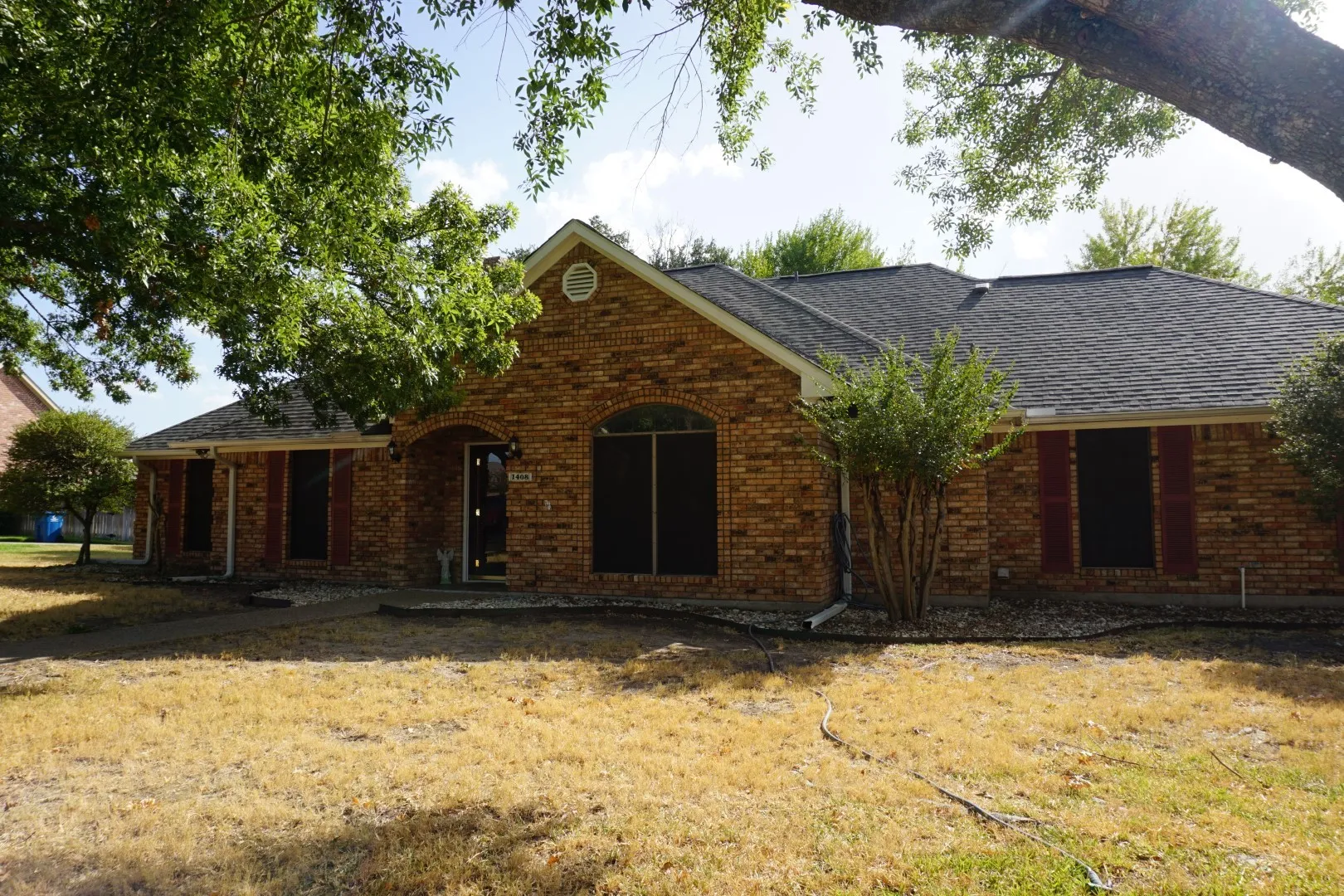 Single Family Residence For Sale in Kaufman County , 1408 Overlook Drive, Kaufman, Texas 75142, 4 Bedroom, 3 Bathroom, 2 Garage spaces, 2,377 Sqft, built in 1988, mls#21388822, Real Estate Agent in Kaufman, Homes For Sale in Kaufman county, Homes For Sale in Kaufman, Realtor in Kaufman Texas, Real Estate Brokerage Independent Realty Texas, Luminita Cordes Realtor