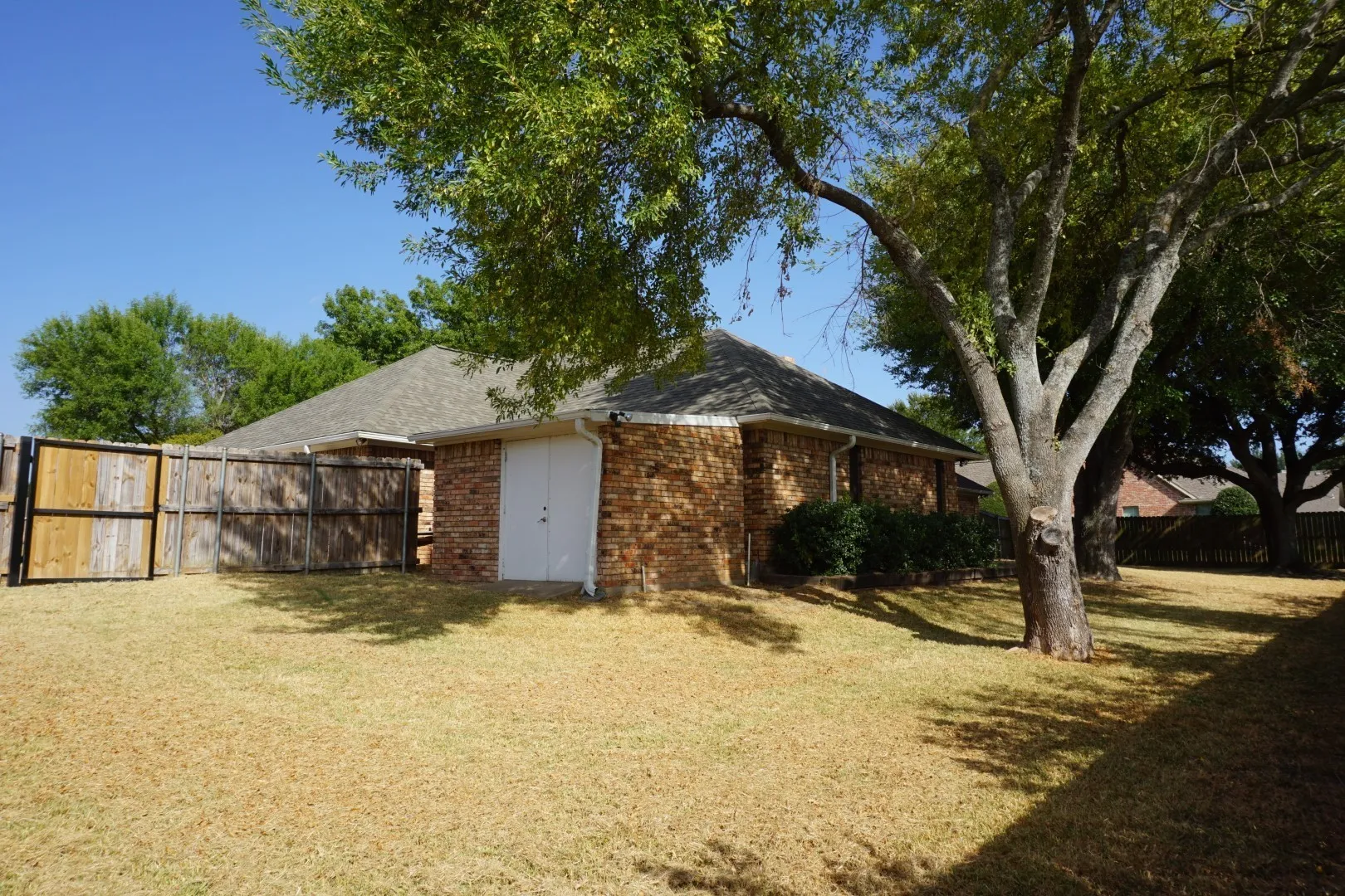 Single Family Residence For Sale in Kaufman County , 1408 Overlook Drive, Kaufman, Texas 75142, 4 Bedroom, 3 Bathroom, 2 Garage spaces, 2,377 Sqft, built in 1988, mls#21388822, Real Estate Agent in Kaufman, Homes For Sale in Kaufman county, Homes For Sale in Kaufman, Realtor in Kaufman Texas, Real Estate Brokerage Independent Realty Texas, Luminita Cordes Realtor