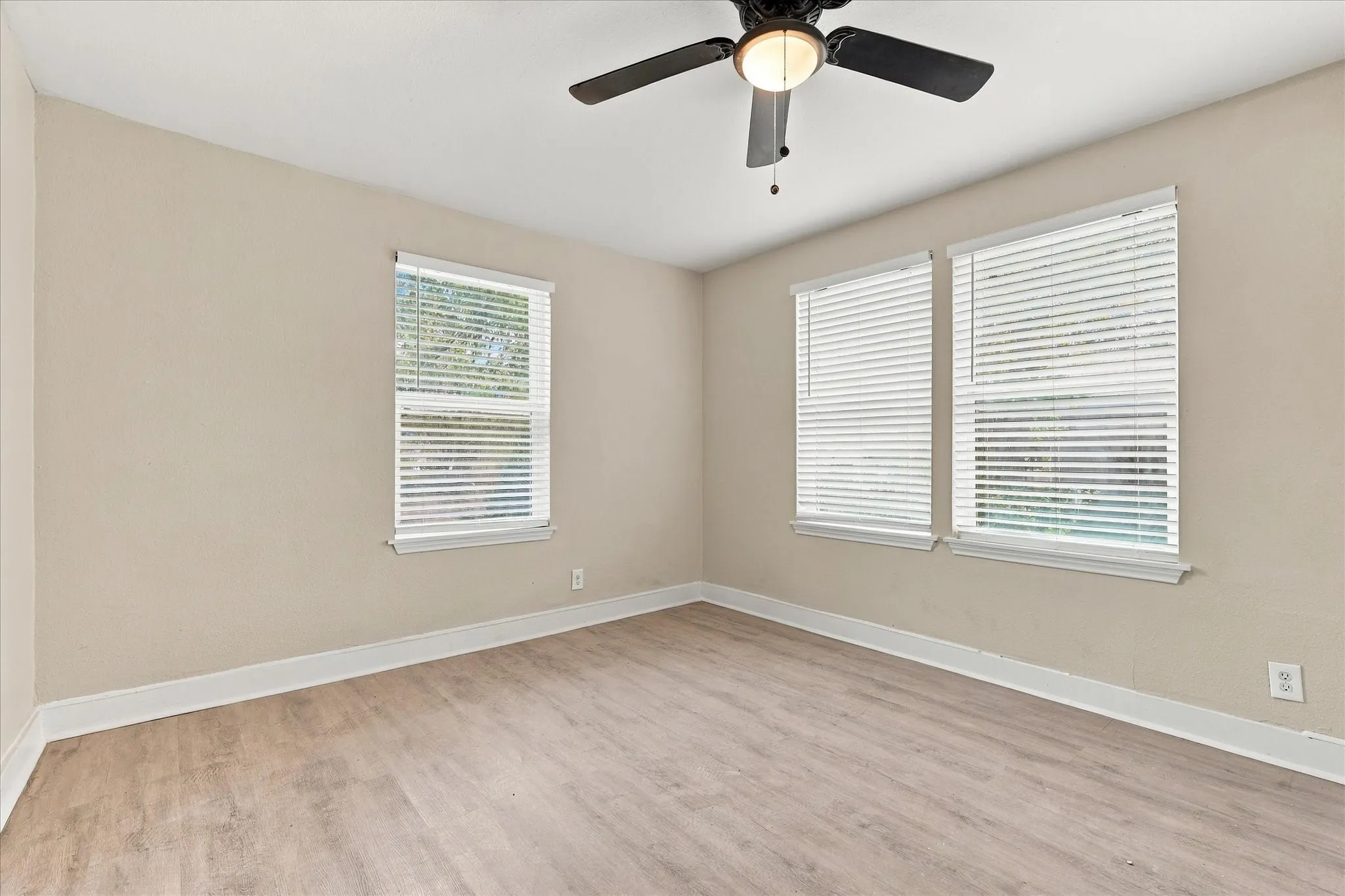 Single Family Residence For Rent in Dallas County , 2842 Harlandale Avenue, Dallas, Texas 75216, 3 Bedroom, 2 Bathroom, Garage spaces, 960 Sqft, built in 1924, mls#21392328, Real Estate Agent in Dallas, Homes For Rent in Dallas county, Homes For Rent in Dallas, Realtor in Dallas Texas, Real Estate Brokerage Independent Realty Texas, Luminita Cordes Realtor