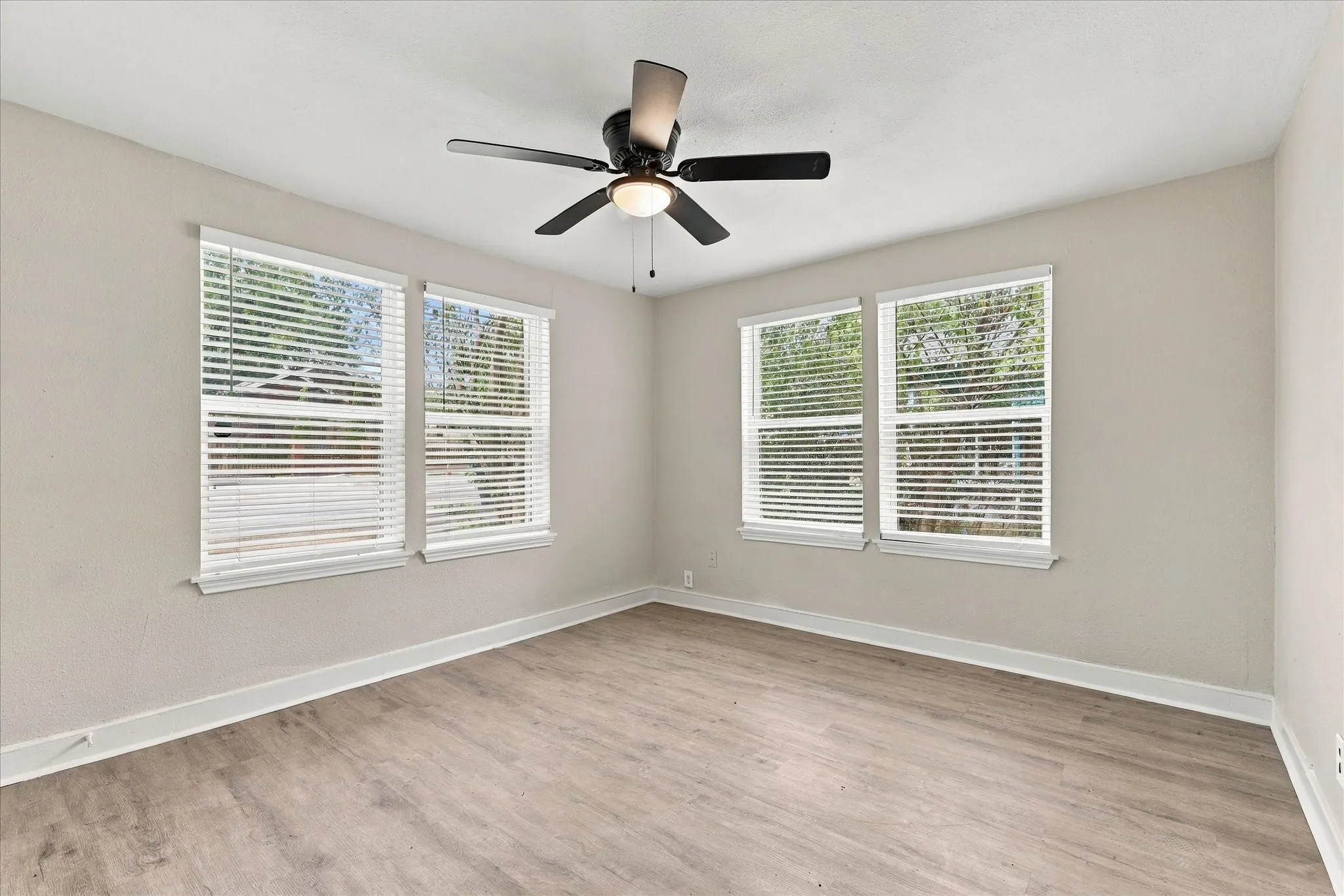Single Family Residence For Rent in Dallas County , 2842 Harlandale Avenue, Dallas, Texas 75216, 3 Bedroom, 2 Bathroom, Garage spaces, 960 Sqft, built in 1924, mls#21392328, Real Estate Agent in Dallas, Homes For Rent in Dallas county, Homes For Rent in Dallas, Realtor in Dallas Texas, Real Estate Brokerage Independent Realty Texas, Luminita Cordes Realtor