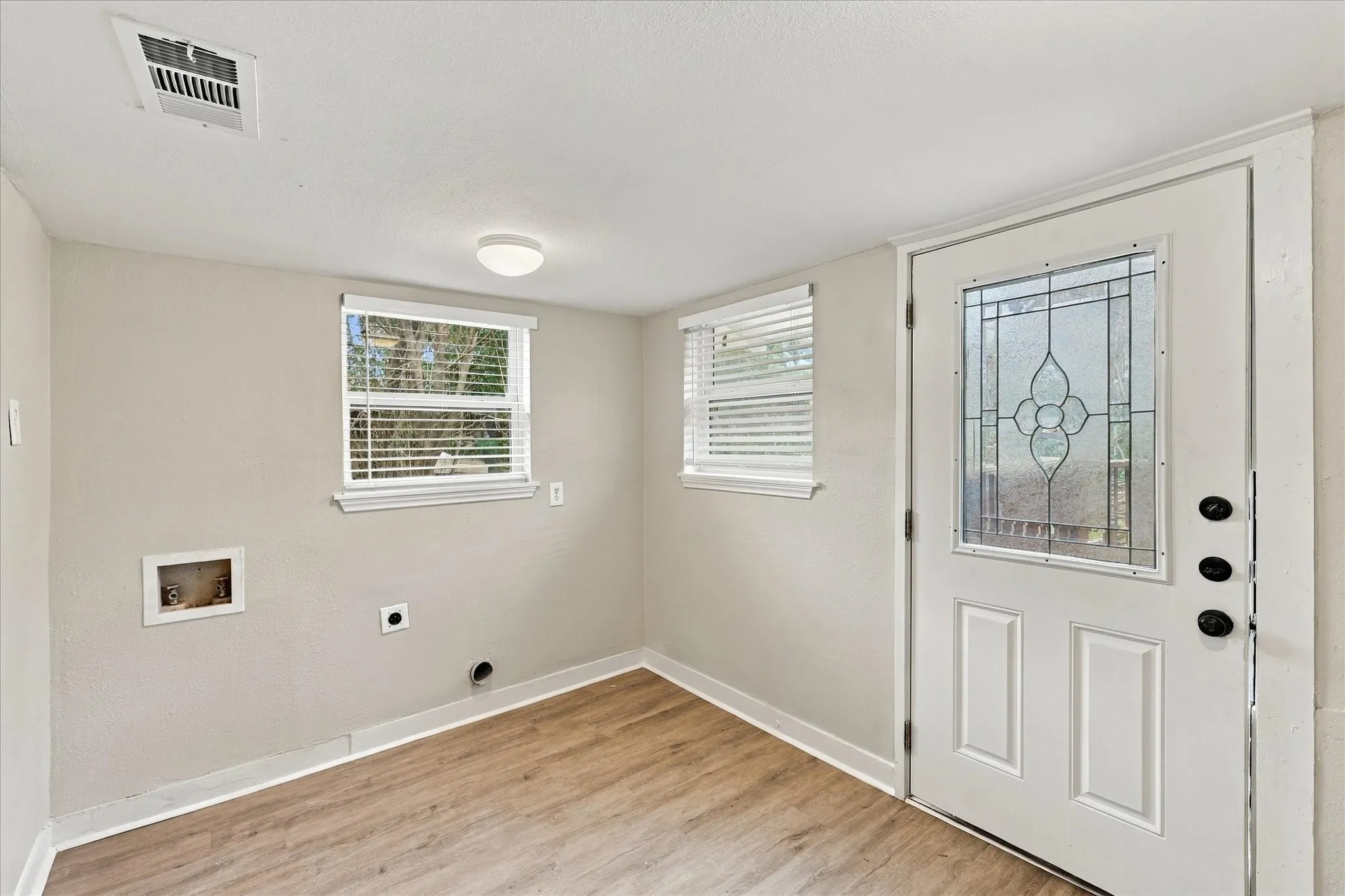 Single Family Residence For Rent in Dallas County , 2842 Harlandale Avenue, Dallas, Texas 75216, 3 Bedroom, 2 Bathroom, Garage spaces, 960 Sqft, built in 1924, mls#21392328, Real Estate Agent in Dallas, Homes For Rent in Dallas county, Homes For Rent in Dallas, Realtor in Dallas Texas, Real Estate Brokerage Independent Realty Texas, Luminita Cordes Realtor