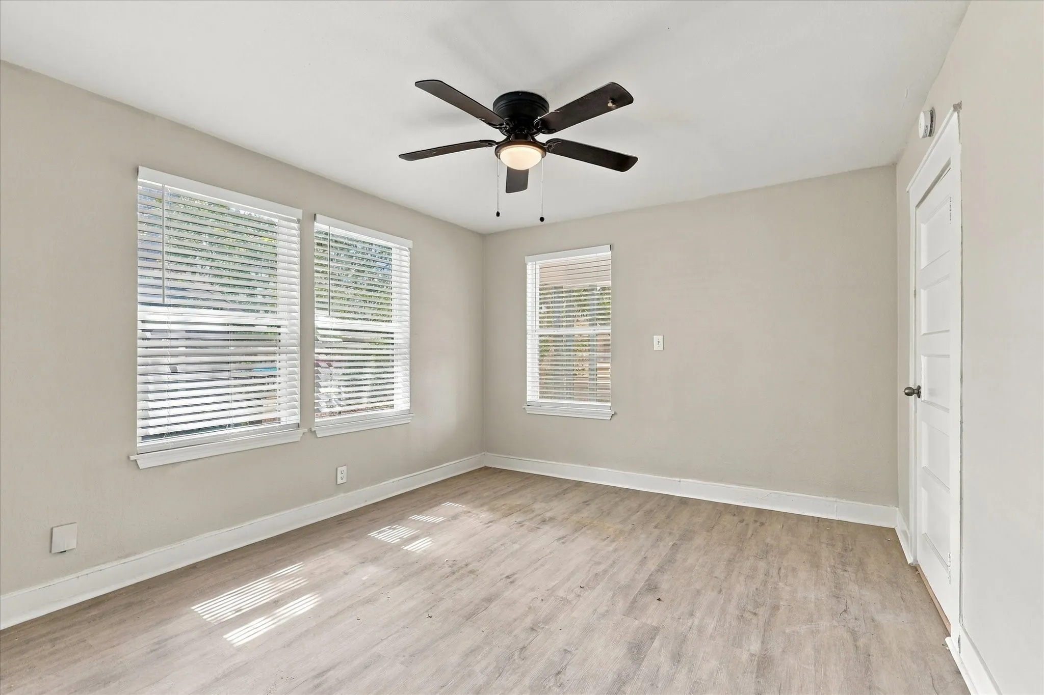 Single Family Residence For Rent in Dallas County , 2842 Harlandale Avenue, Dallas, Texas 75216, 3 Bedroom, 2 Bathroom, Garage spaces, 960 Sqft, built in 1924, mls#21392328, Real Estate Agent in Dallas, Homes For Rent in Dallas county, Homes For Rent in Dallas, Realtor in Dallas Texas, Real Estate Brokerage Independent Realty Texas, Luminita Cordes Realtor