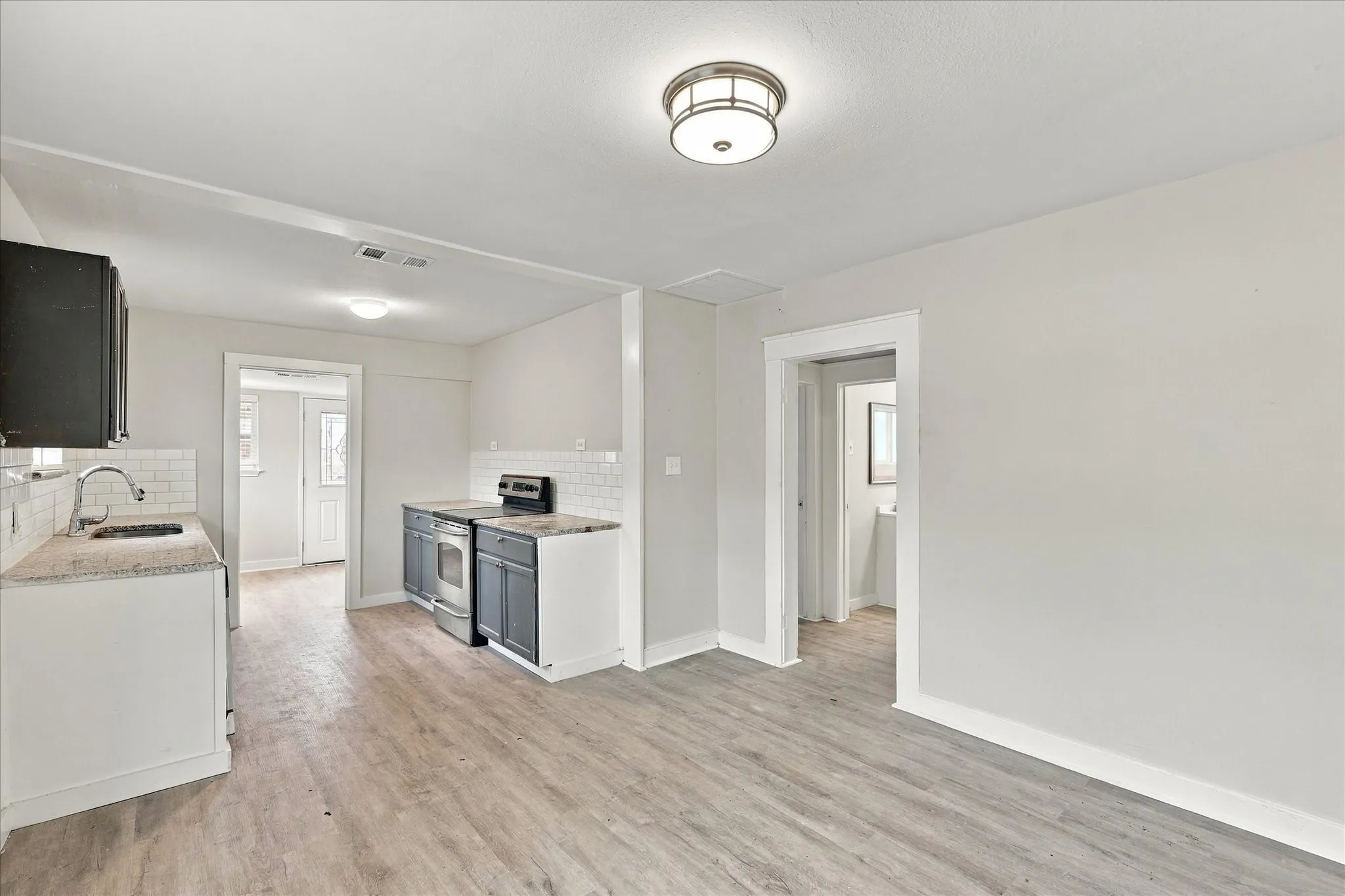 Single Family Residence For Rent in Dallas County , 2842 Harlandale Avenue, Dallas, Texas 75216, 3 Bedroom, 2 Bathroom, Garage spaces, 960 Sqft, built in 1924, mls#21392328, Real Estate Agent in Dallas, Homes For Rent in Dallas county, Homes For Rent in Dallas, Realtor in Dallas Texas, Real Estate Brokerage Independent Realty Texas, Luminita Cordes Realtor
