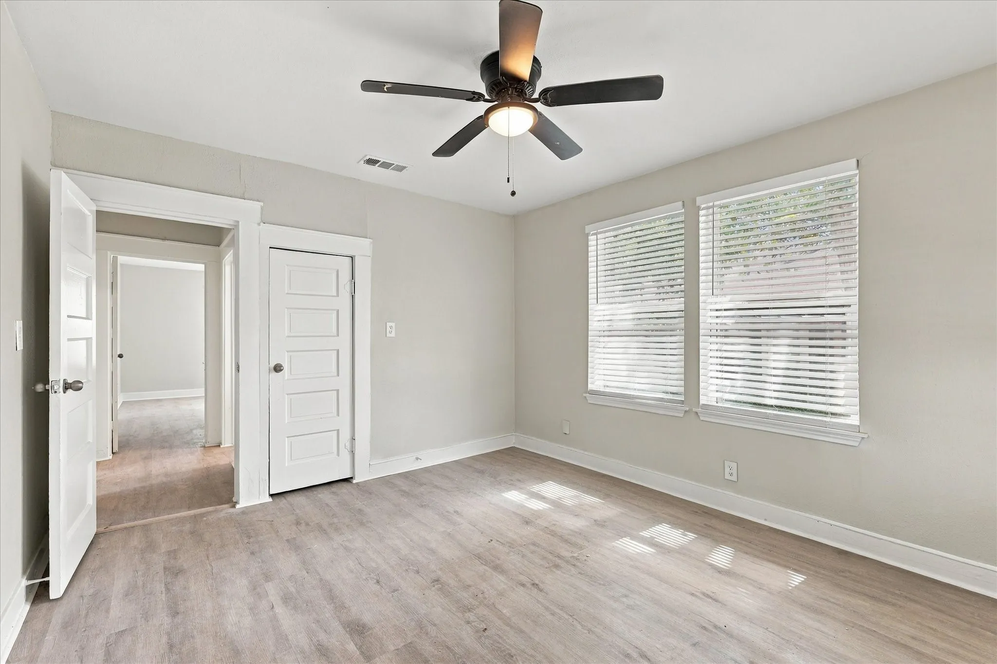 Single Family Residence For Rent in Dallas County , 2842 Harlandale Avenue, Dallas, Texas 75216, 3 Bedroom, 2 Bathroom, Garage spaces, 960 Sqft, built in 1924, mls#21392328, Real Estate Agent in Dallas, Homes For Rent in Dallas county, Homes For Rent in Dallas, Realtor in Dallas Texas, Real Estate Brokerage Independent Realty Texas, Luminita Cordes Realtor