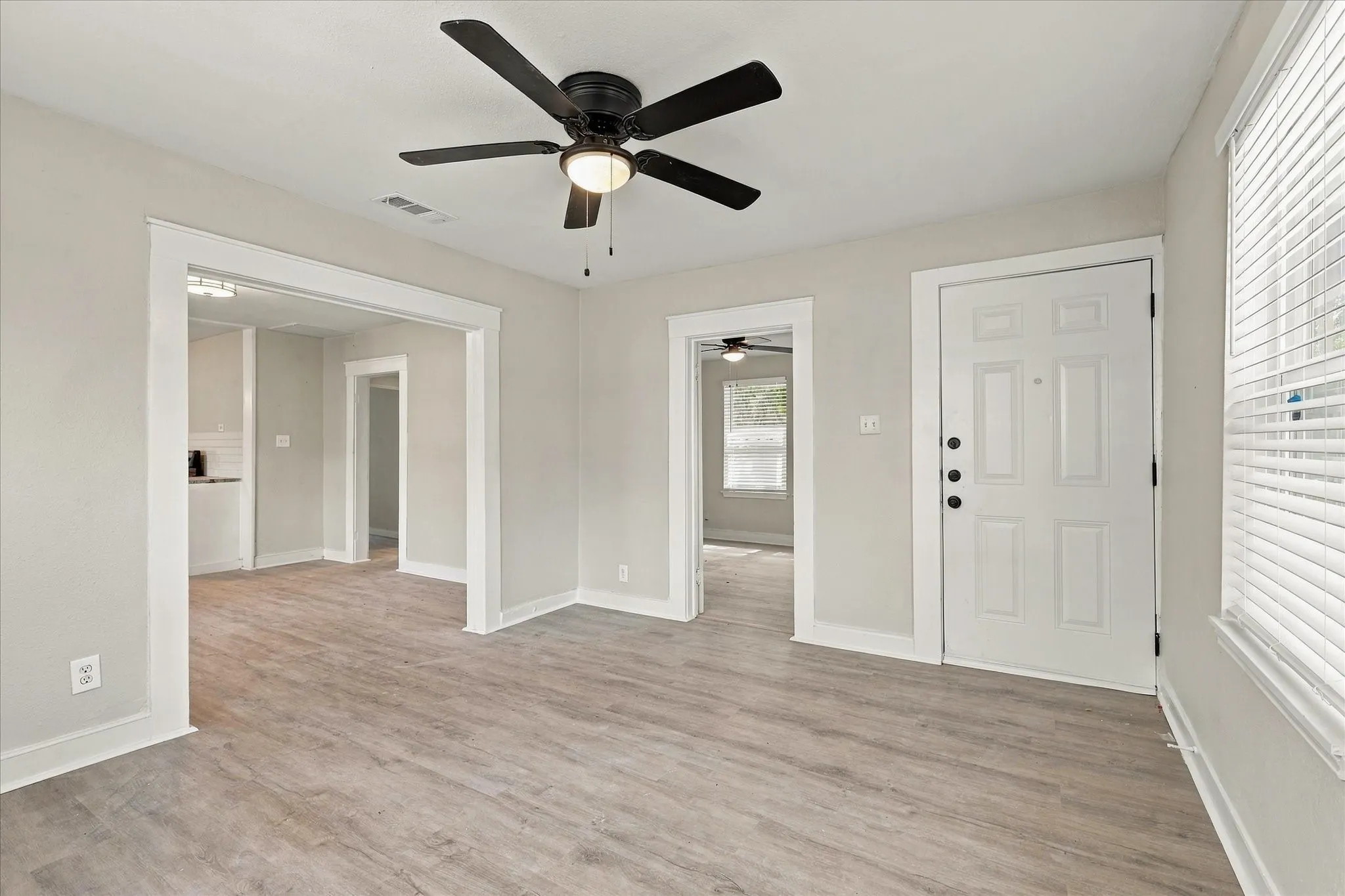 Single Family Residence For Rent in Dallas County , 2842 Harlandale Avenue, Dallas, Texas 75216, 3 Bedroom, 2 Bathroom, Garage spaces, 960 Sqft, built in 1924, mls#21392328, Real Estate Agent in Dallas, Homes For Rent in Dallas county, Homes For Rent in Dallas, Realtor in Dallas Texas, Real Estate Brokerage Independent Realty Texas, Luminita Cordes Realtor
