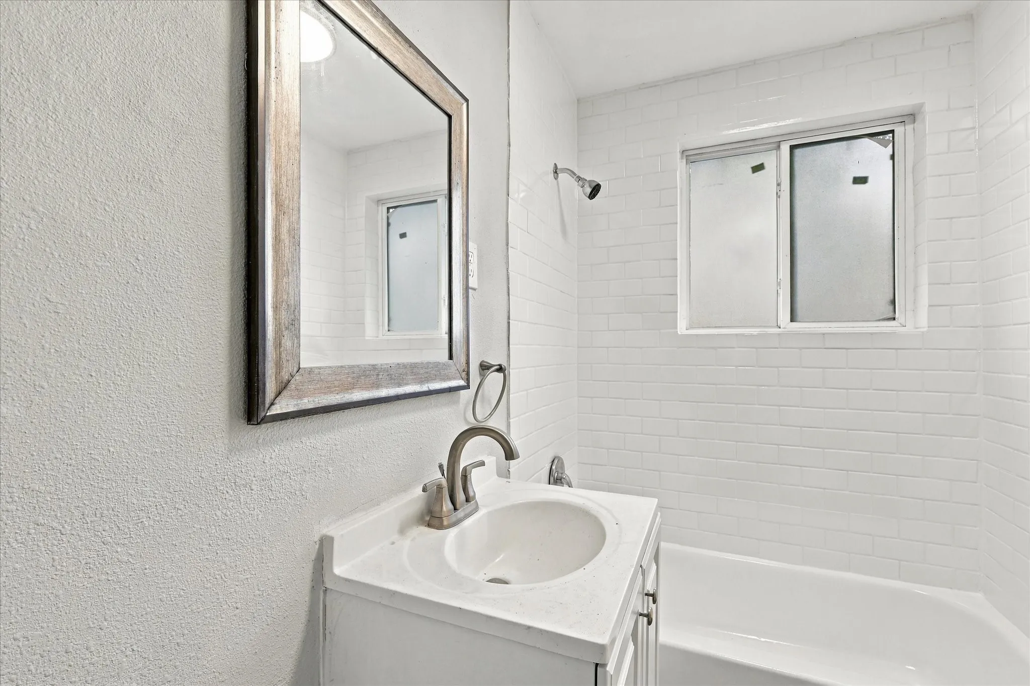 Single Family Residence For Rent in Dallas County , 2842 Harlandale Avenue, Dallas, Texas 75216, 3 Bedroom, 2 Bathroom, Garage spaces, 960 Sqft, built in 1924, mls#21392328, Real Estate Agent in Dallas, Homes For Rent in Dallas county, Homes For Rent in Dallas, Realtor in Dallas Texas, Real Estate Brokerage Independent Realty Texas, Luminita Cordes Realtor