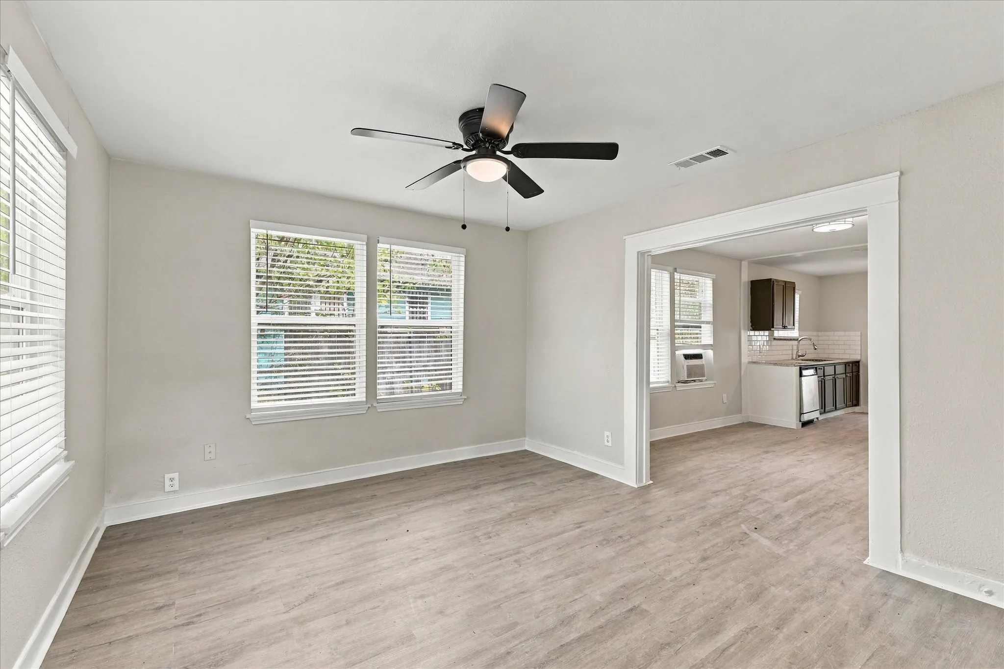 Single Family Residence For Rent in Dallas County , 2842 Harlandale Avenue, Dallas, Texas 75216, 3 Bedroom, 2 Bathroom, Garage spaces, 960 Sqft, built in 1924, mls#21392328, Real Estate Agent in Dallas, Homes For Rent in Dallas county, Homes For Rent in Dallas, Realtor in Dallas Texas, Real Estate Brokerage Independent Realty Texas, Luminita Cordes Realtor