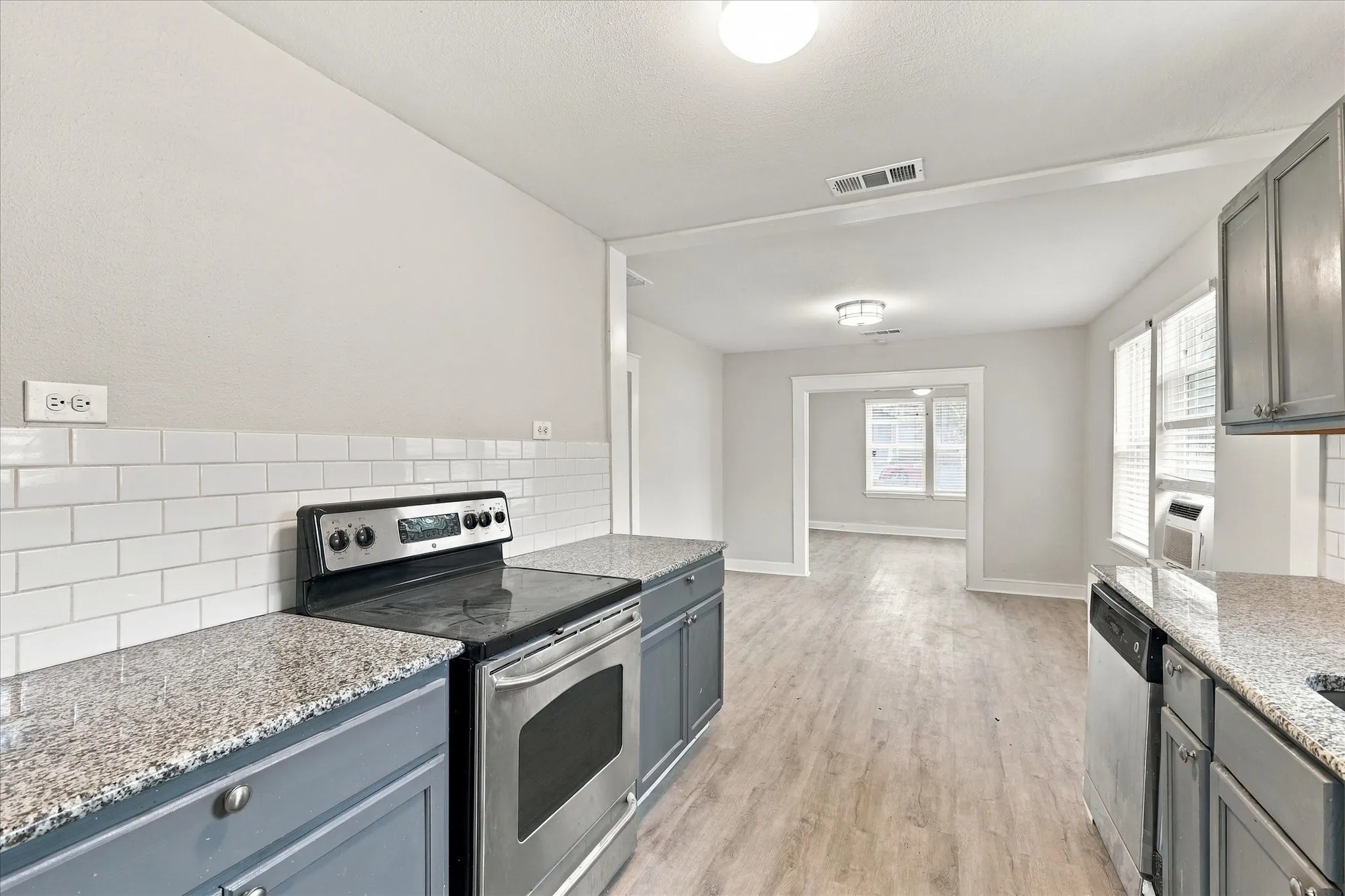 Single Family Residence For Rent in Dallas County , 2842 Harlandale Avenue, Dallas, Texas 75216, 3 Bedroom, 2 Bathroom, Garage spaces, 960 Sqft, built in 1924, mls#21392328, Real Estate Agent in Dallas, Homes For Rent in Dallas county, Homes For Rent in Dallas, Realtor in Dallas Texas, Real Estate Brokerage Independent Realty Texas, Luminita Cordes Realtor