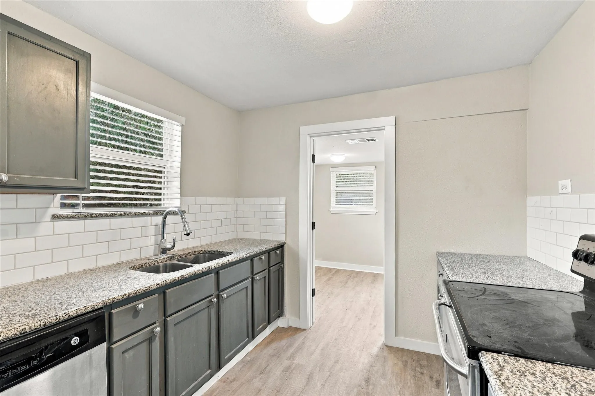 Single Family Residence For Rent in Dallas County , 2842 Harlandale Avenue, Dallas, Texas 75216, 3 Bedroom, 2 Bathroom, Garage spaces, 960 Sqft, built in 1924, mls#21392328, Real Estate Agent in Dallas, Homes For Rent in Dallas county, Homes For Rent in Dallas, Realtor in Dallas Texas, Real Estate Brokerage Independent Realty Texas, Luminita Cordes Realtor