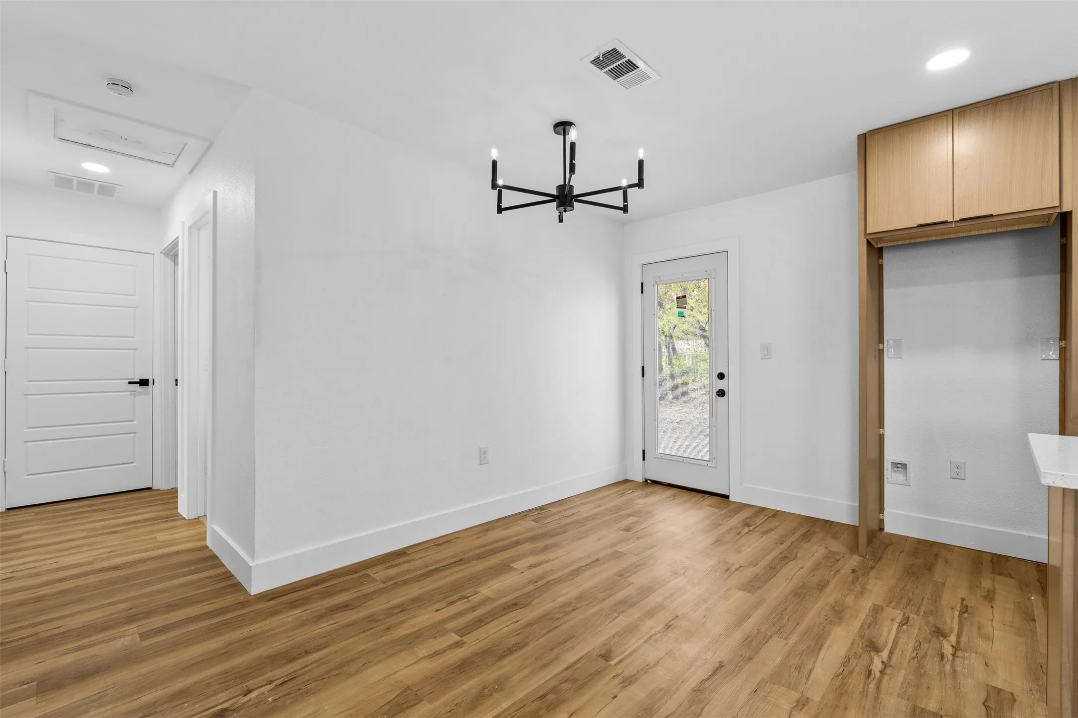 Single Family Residence For Sale in Dallas County , 565 alcorn Avenue, Dallas, Texas 75217, 4 Bedroom, 2 Bathroom, Garage spaces, 1,245 Sqft, built in 1959, mls#21392379, Real Estate Agent in Dallas, Homes For Sale in Dallas county, Homes For Sale in Dallas, Realtor in Dallas Texas, Real Estate Brokerage Independent Realty Texas, Luminita Cordes Realtor