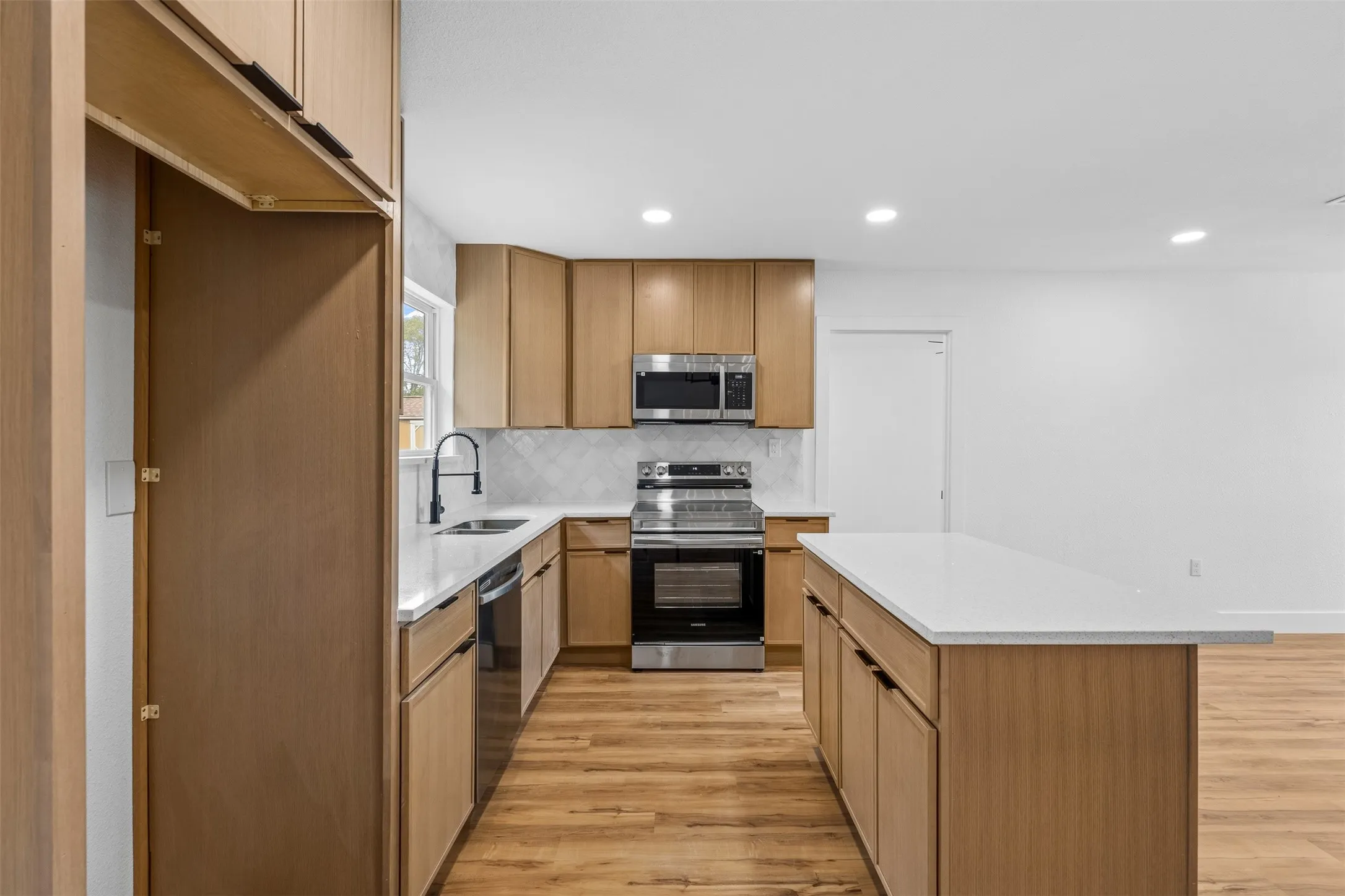 Single Family Residence For Sale in Dallas County , 565 alcorn Avenue, Dallas, Texas 75217, 4 Bedroom, 2 Bathroom, Garage spaces, 1,245 Sqft, built in 1959, mls#21392379, Real Estate Agent in Dallas, Homes For Sale in Dallas county, Homes For Sale in Dallas, Realtor in Dallas Texas, Real Estate Brokerage Independent Realty Texas, Luminita Cordes Realtor