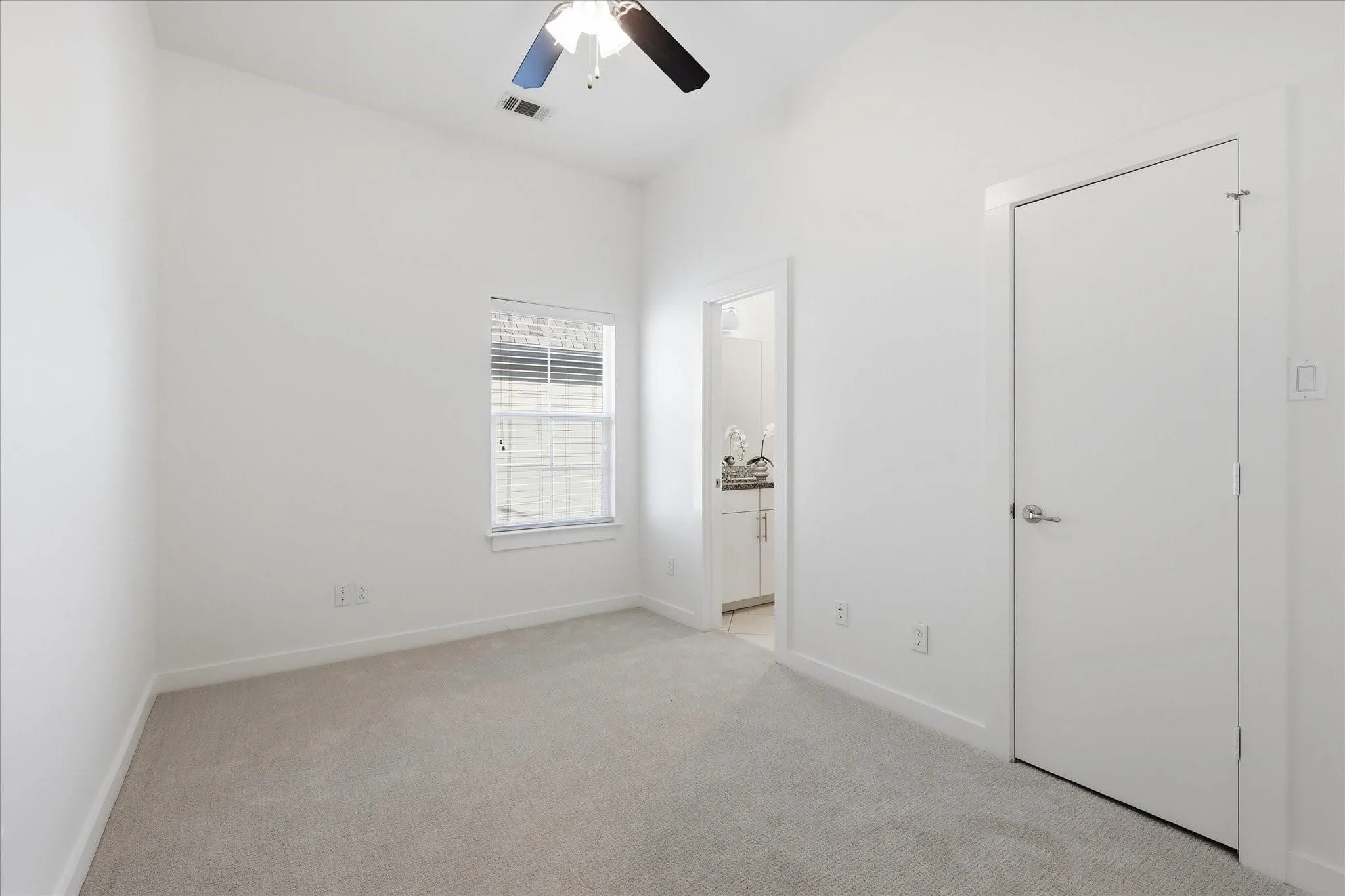 Condominium For Rent in Dallas County , 3200 Ross Avenue 28, Dallas, Texas 75204, 3 Bedroom, 3 Bathroom, 2 Garage spaces, 2,042 Sqft, built in 2011, mls#21392378, Real Estate Agent in Dallas, Homes For Rent in Dallas county, Homes For Rent in Dallas, Realtor in Dallas Texas, Real Estate Brokerage Independent Realty Texas, Luminita Cordes Realtor
