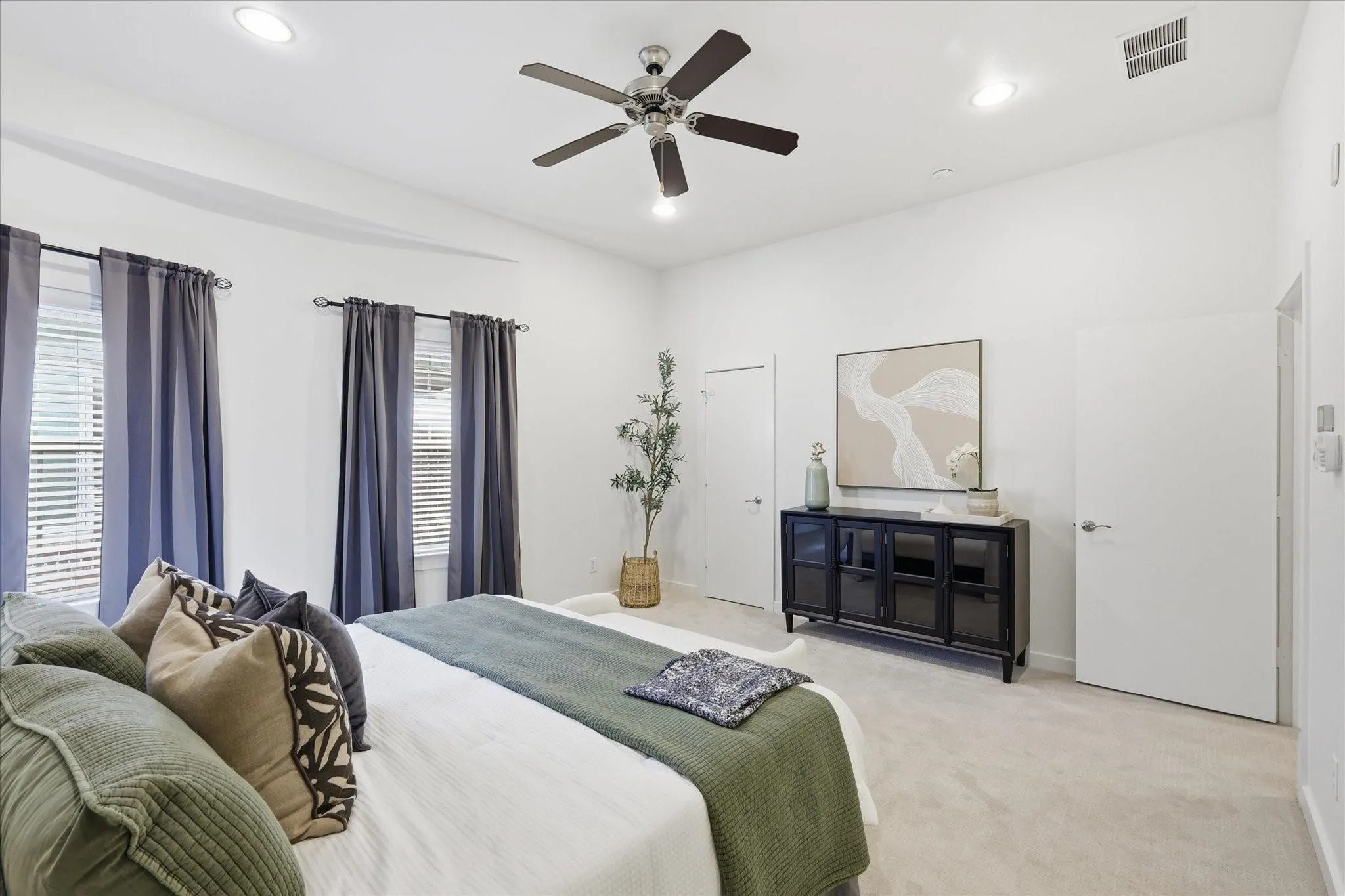 Condominium For Rent in Dallas County , 3200 Ross Avenue 28, Dallas, Texas 75204, 3 Bedroom, 3 Bathroom, 2 Garage spaces, 2,042 Sqft, built in 2011, mls#21392378, Real Estate Agent in Dallas, Homes For Rent in Dallas county, Homes For Rent in Dallas, Realtor in Dallas Texas, Real Estate Brokerage Independent Realty Texas, Luminita Cordes Realtor
