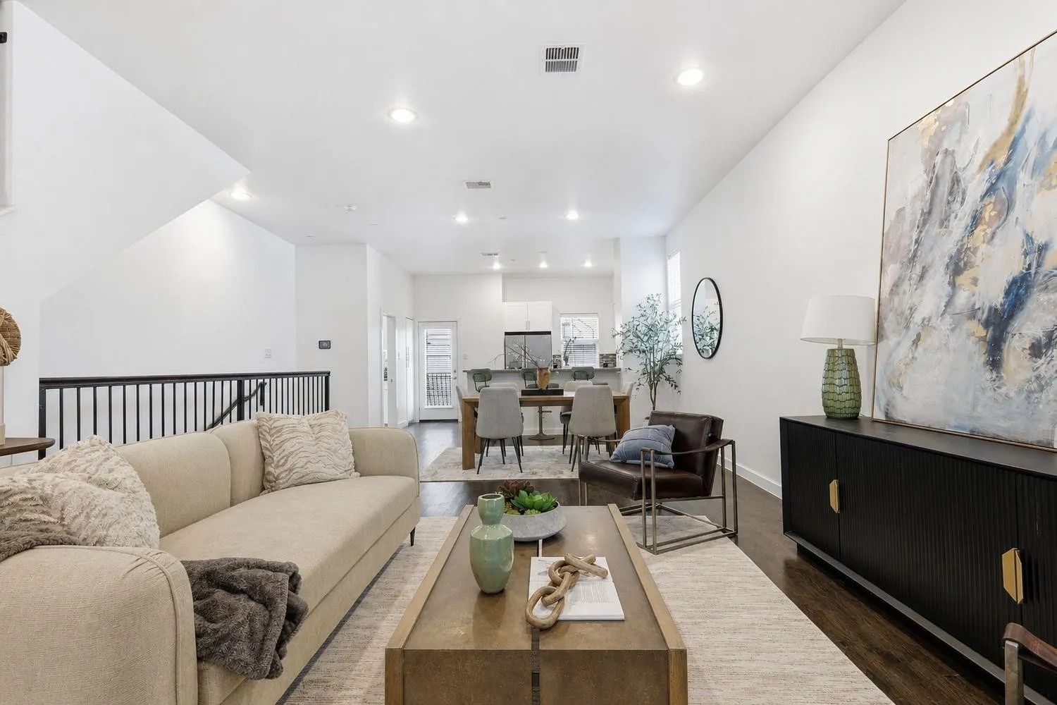 Condominium For Rent in Dallas County , 3200 Ross Avenue 28, Dallas, Texas 75204, 3 Bedroom, 3 Bathroom, 2 Garage spaces, 2,042 Sqft, built in 2011, mls#21392378, Real Estate Agent in Dallas, Homes For Rent in Dallas county, Homes For Rent in Dallas, Realtor in Dallas Texas, Real Estate Brokerage Independent Realty Texas, Luminita Cordes Realtor