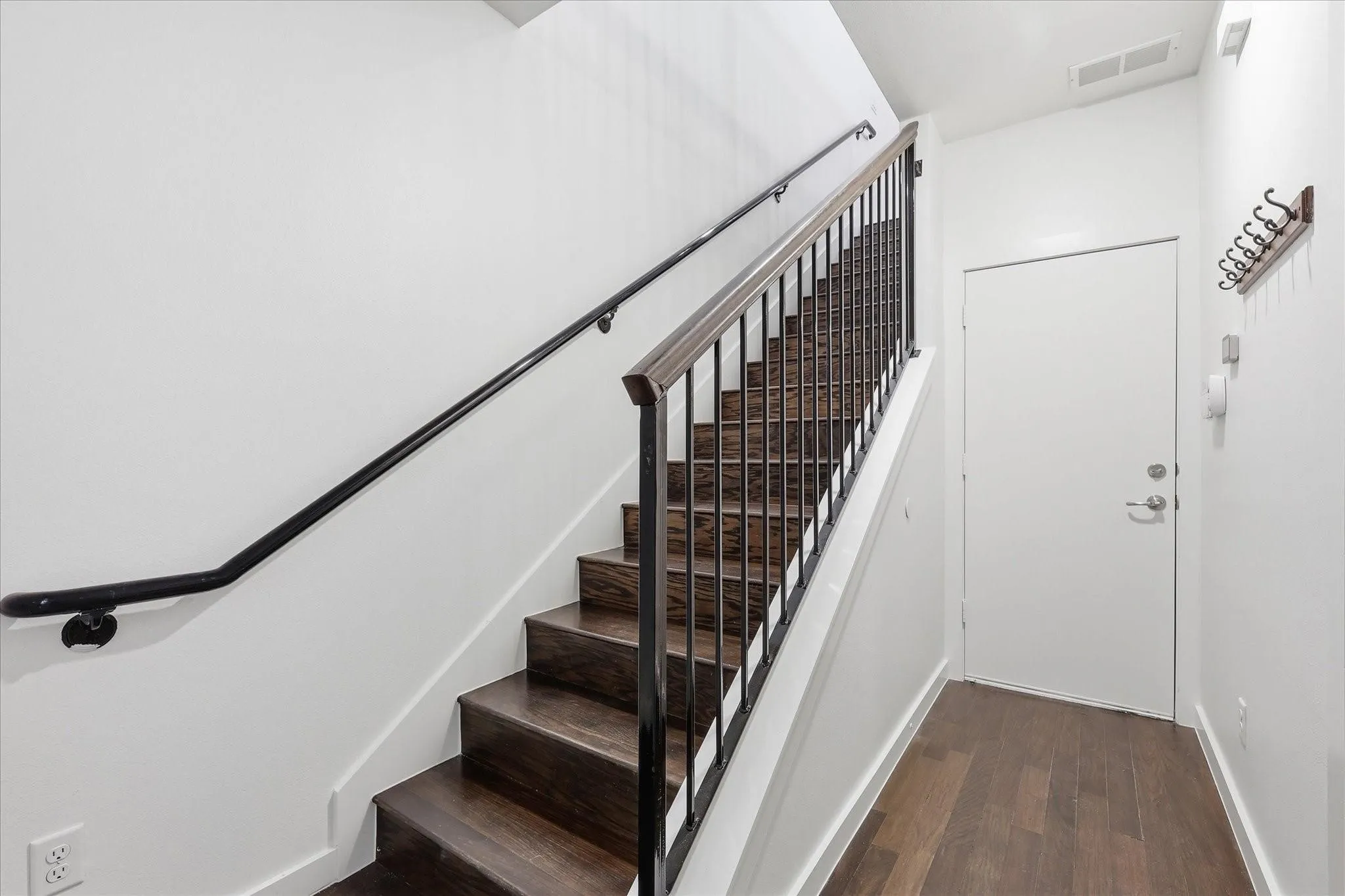 Condominium For Rent in Dallas County , 3200 Ross Avenue 28, Dallas, Texas 75204, 3 Bedroom, 3 Bathroom, 2 Garage spaces, 2,042 Sqft, built in 2011, mls#21392378, Real Estate Agent in Dallas, Homes For Rent in Dallas county, Homes For Rent in Dallas, Realtor in Dallas Texas, Real Estate Brokerage Independent Realty Texas, Luminita Cordes Realtor