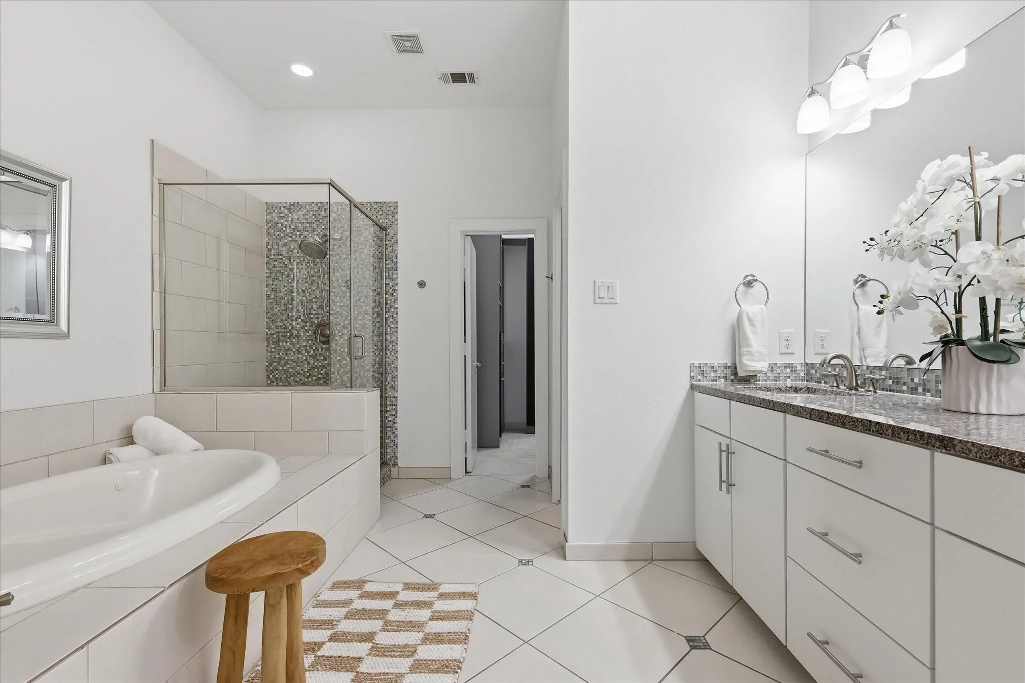 Condominium For Rent in Dallas County , 3200 Ross Avenue 28, Dallas, Texas 75204, 3 Bedroom, 3 Bathroom, 2 Garage spaces, 2,042 Sqft, built in 2011, mls#21392378, Real Estate Agent in Dallas, Homes For Rent in Dallas county, Homes For Rent in Dallas, Realtor in Dallas Texas, Real Estate Brokerage Independent Realty Texas, Luminita Cordes Realtor