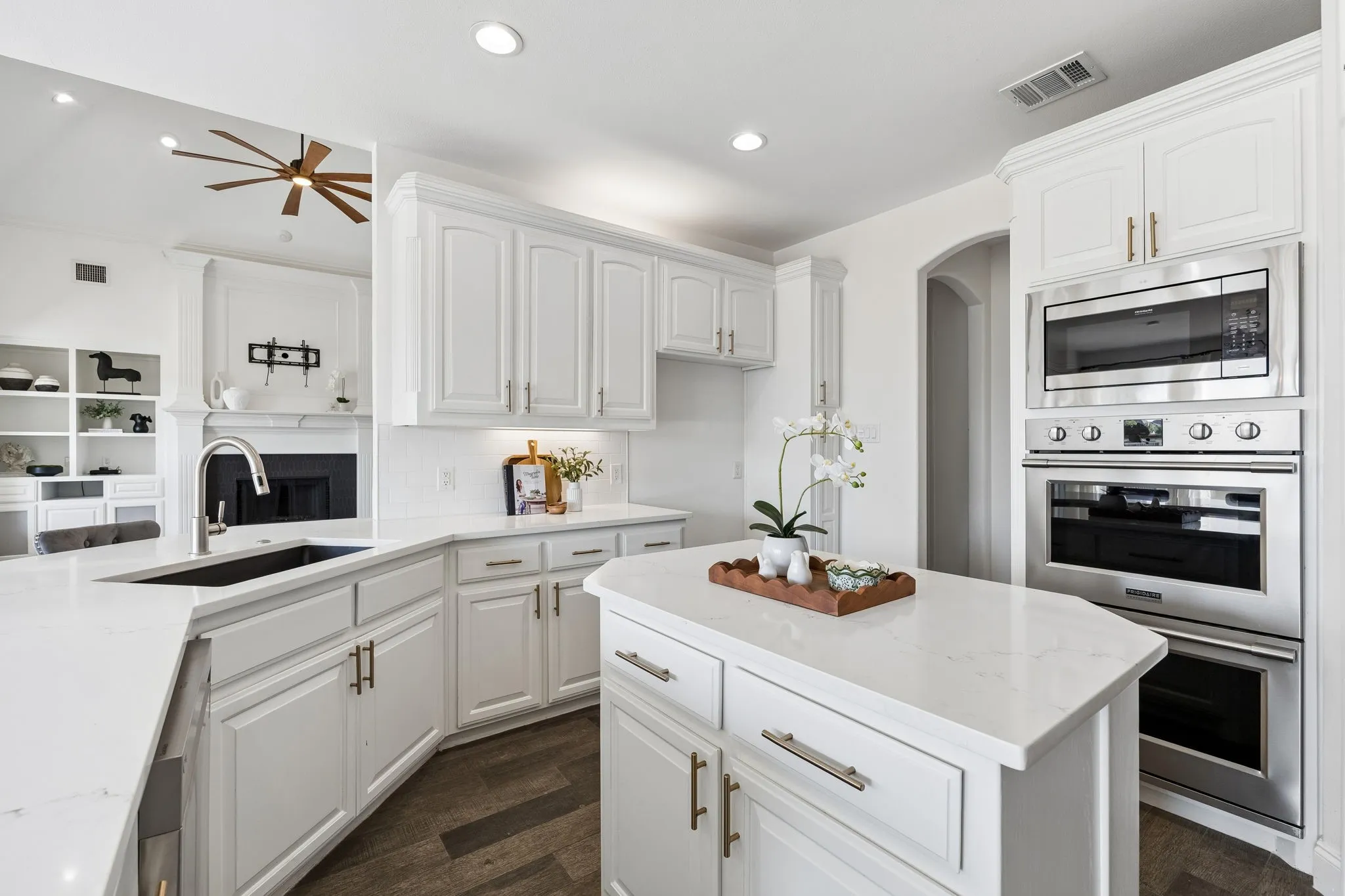 Single Family Residence For Sale in Collin County , 560 Palomino Drive, Lucas, Texas 75002, 4 Bedroom, 3 Bathroom, 3 Garage spaces, 3,047 Sqft, built in 2002, mls#21389429, Real Estate Agent in Lucas, Homes For Sale in Collin county, Homes For Sale in Lucas, Realtor in Lucas Texas, Real Estate Brokerage Independent Realty Texas, Luminita Cordes Realtor