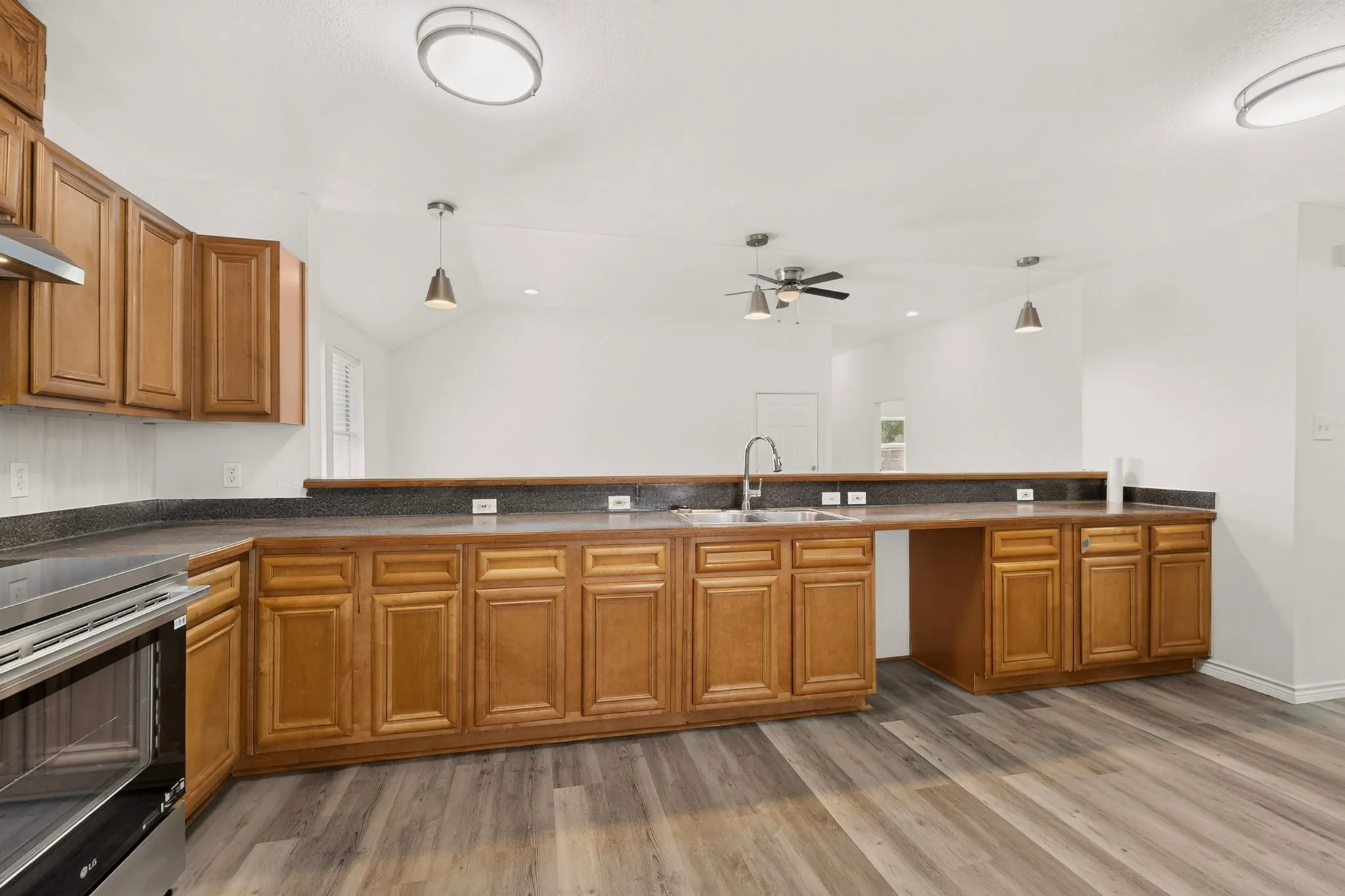 Single Family Residence For Rent in Dallas County , 1512 Rowan Avenue, Dallas, Texas 75223, 3 Bedroom, 2 Bathroom, 2 Garage spaces, 2,052 Sqft, built in 2006, mls#21389272, Real Estate Agent in Dallas, Homes For Rent in Dallas county, Homes For Rent in Dallas, Realtor in Dallas Texas, Real Estate Brokerage Independent Realty Texas, Luminita Cordes Realtor