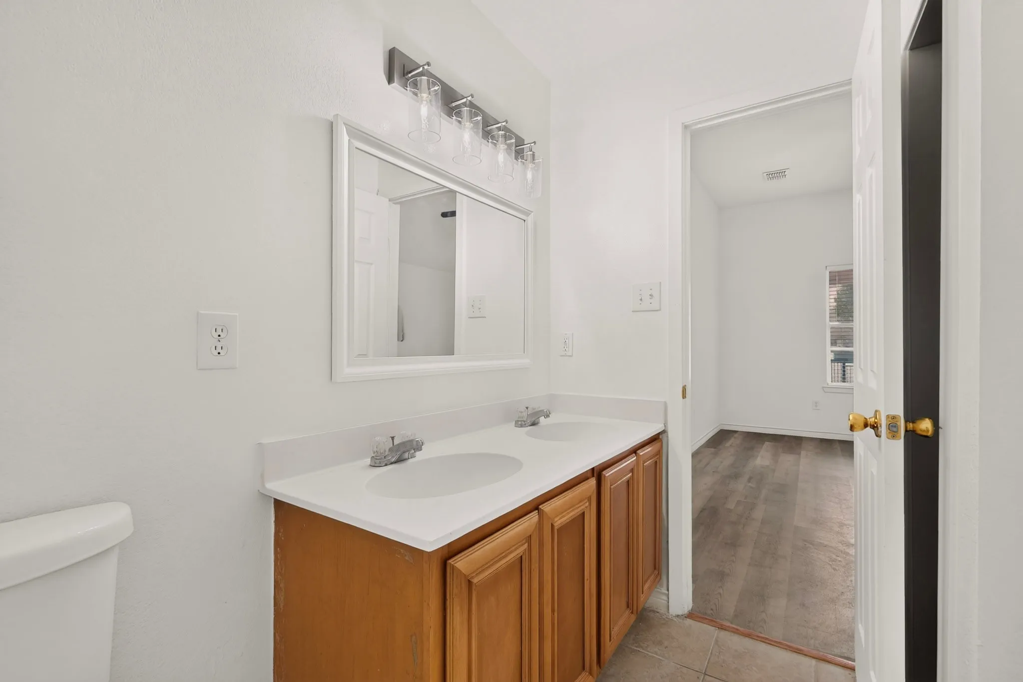 Single Family Residence For Rent in Dallas County , 1512 Rowan Avenue, Dallas, Texas 75223, 3 Bedroom, 2 Bathroom, 2 Garage spaces, 2,052 Sqft, built in 2006, mls#21389272, Real Estate Agent in Dallas, Homes For Rent in Dallas county, Homes For Rent in Dallas, Realtor in Dallas Texas, Real Estate Brokerage Independent Realty Texas, Luminita Cordes Realtor