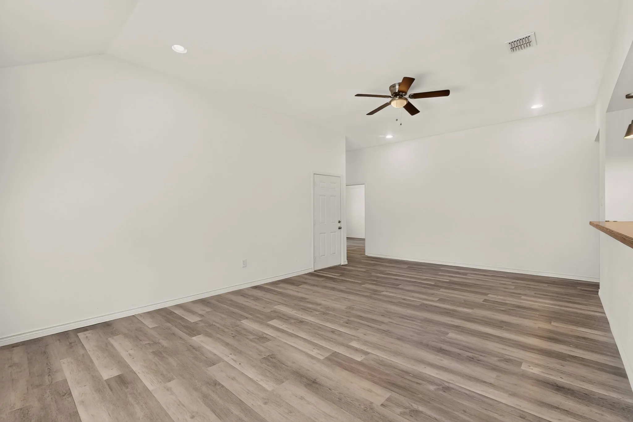 Single Family Residence For Rent in Dallas County , 1512 Rowan Avenue, Dallas, Texas 75223, 3 Bedroom, 2 Bathroom, 2 Garage spaces, 2,052 Sqft, built in 2006, mls#21389272, Real Estate Agent in Dallas, Homes For Rent in Dallas county, Homes For Rent in Dallas, Realtor in Dallas Texas, Real Estate Brokerage Independent Realty Texas, Luminita Cordes Realtor