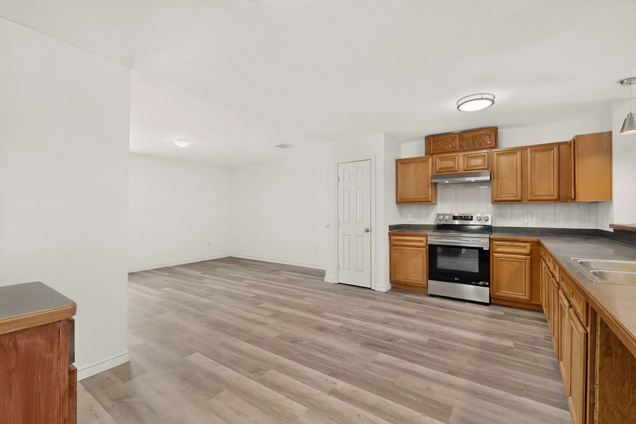 Single Family Residence For Rent in Dallas County , 1512 Rowan Avenue, Dallas, Texas 75223, 3 Bedroom, 2 Bathroom, 2 Garage spaces, 2,052 Sqft, built in 2006, mls#21389272, Real Estate Agent in Dallas, Homes For Rent in Dallas county, Homes For Rent in Dallas, Realtor in Dallas Texas, Real Estate Brokerage Independent Realty Texas, Luminita Cordes Realtor