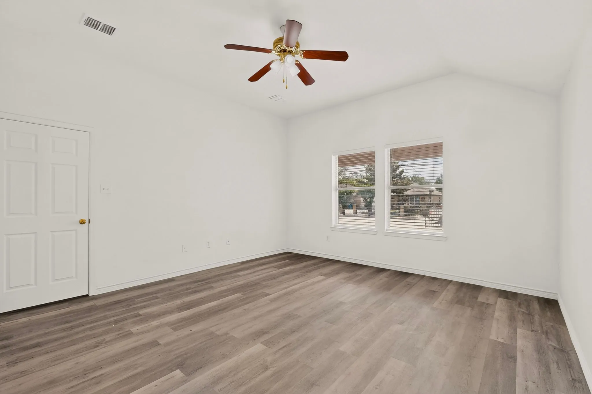 Single Family Residence For Rent in Dallas County , 1512 Rowan Avenue, Dallas, Texas 75223, 3 Bedroom, 2 Bathroom, 2 Garage spaces, 2,052 Sqft, built in 2006, mls#21389272, Real Estate Agent in Dallas, Homes For Rent in Dallas county, Homes For Rent in Dallas, Realtor in Dallas Texas, Real Estate Brokerage Independent Realty Texas, Luminita Cordes Realtor