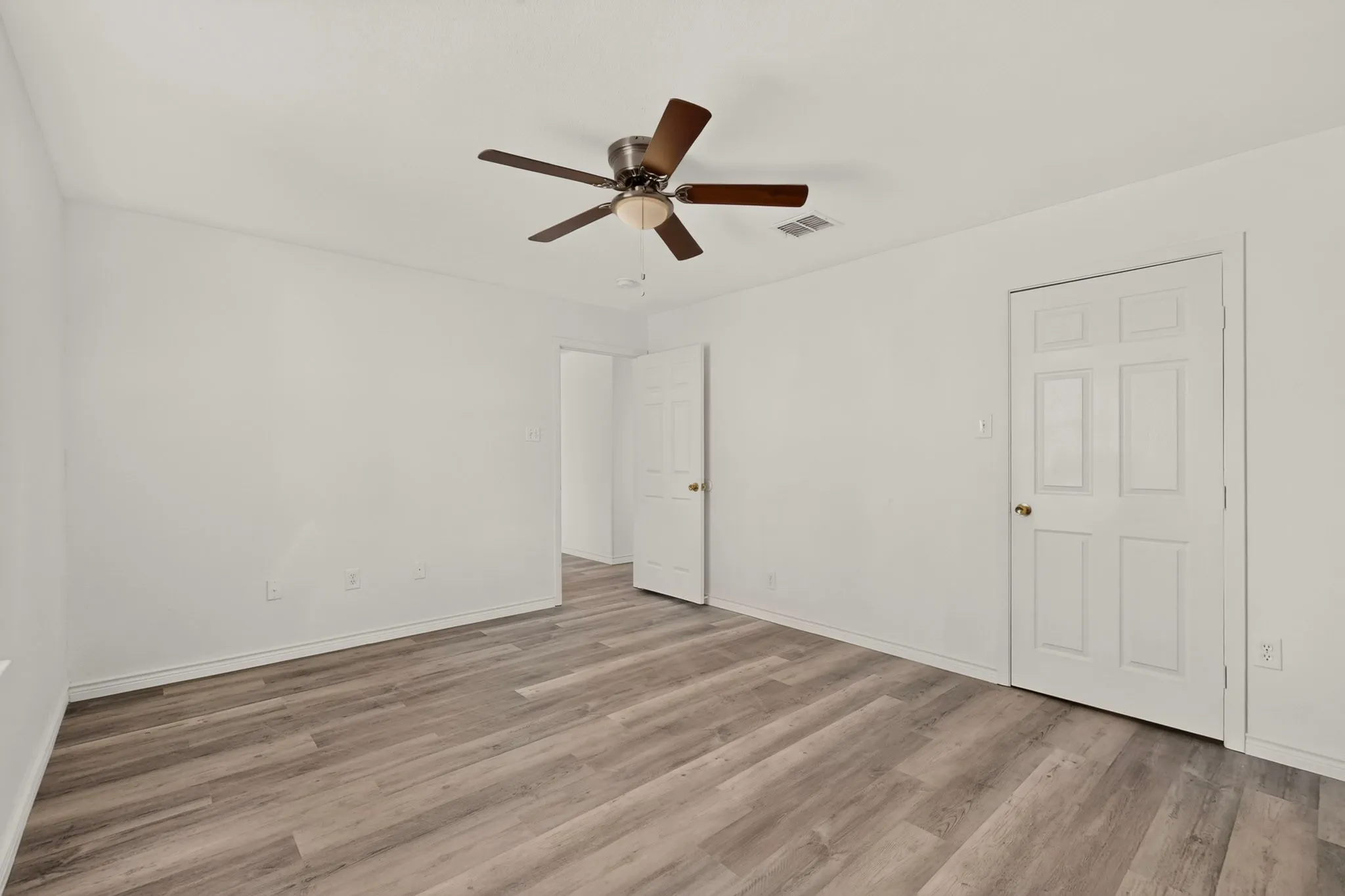 Single Family Residence For Rent in Dallas County , 1512 Rowan Avenue, Dallas, Texas 75223, 3 Bedroom, 2 Bathroom, 2 Garage spaces, 2,052 Sqft, built in 2006, mls#21389272, Real Estate Agent in Dallas, Homes For Rent in Dallas county, Homes For Rent in Dallas, Realtor in Dallas Texas, Real Estate Brokerage Independent Realty Texas, Luminita Cordes Realtor
