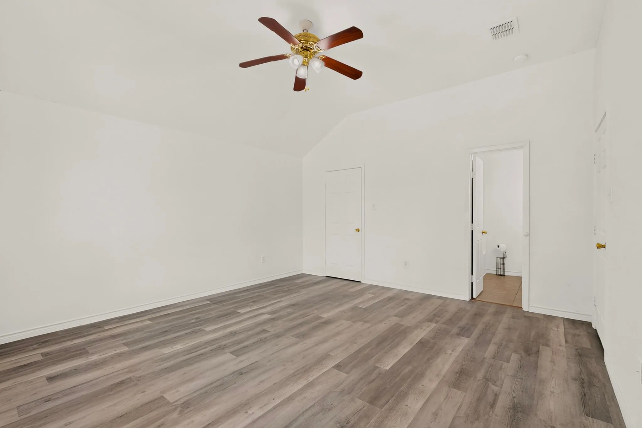 Single Family Residence For Rent in Dallas County , 1512 Rowan Avenue, Dallas, Texas 75223, 3 Bedroom, 2 Bathroom, 2 Garage spaces, 2,052 Sqft, built in 2006, mls#21389272, Real Estate Agent in Dallas, Homes For Rent in Dallas county, Homes For Rent in Dallas, Realtor in Dallas Texas, Real Estate Brokerage Independent Realty Texas, Luminita Cordes Realtor
