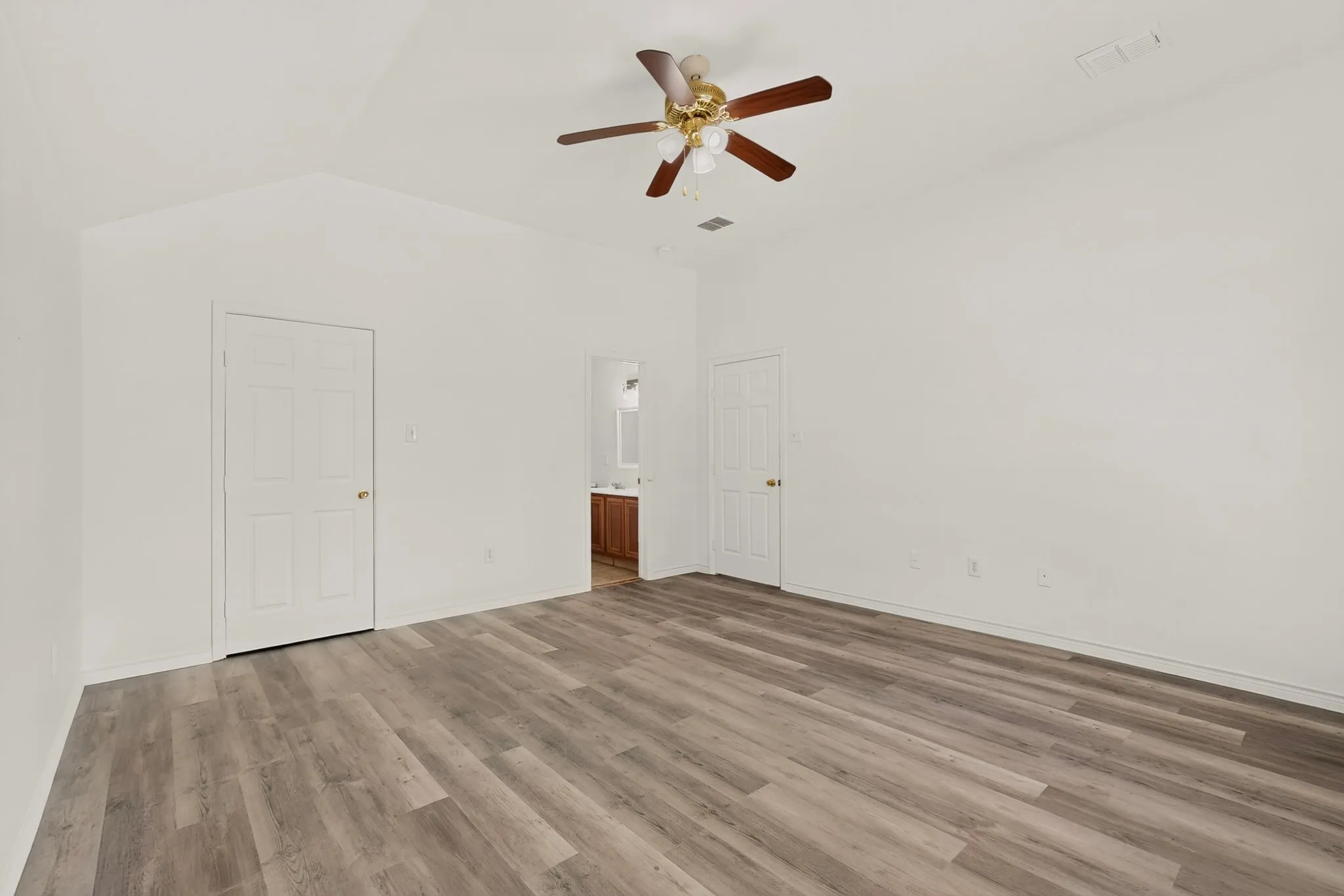 Single Family Residence For Rent in Dallas County , 1512 Rowan Avenue, Dallas, Texas 75223, 3 Bedroom, 2 Bathroom, 2 Garage spaces, 2,052 Sqft, built in 2006, mls#21389272, Real Estate Agent in Dallas, Homes For Rent in Dallas county, Homes For Rent in Dallas, Realtor in Dallas Texas, Real Estate Brokerage Independent Realty Texas, Luminita Cordes Realtor