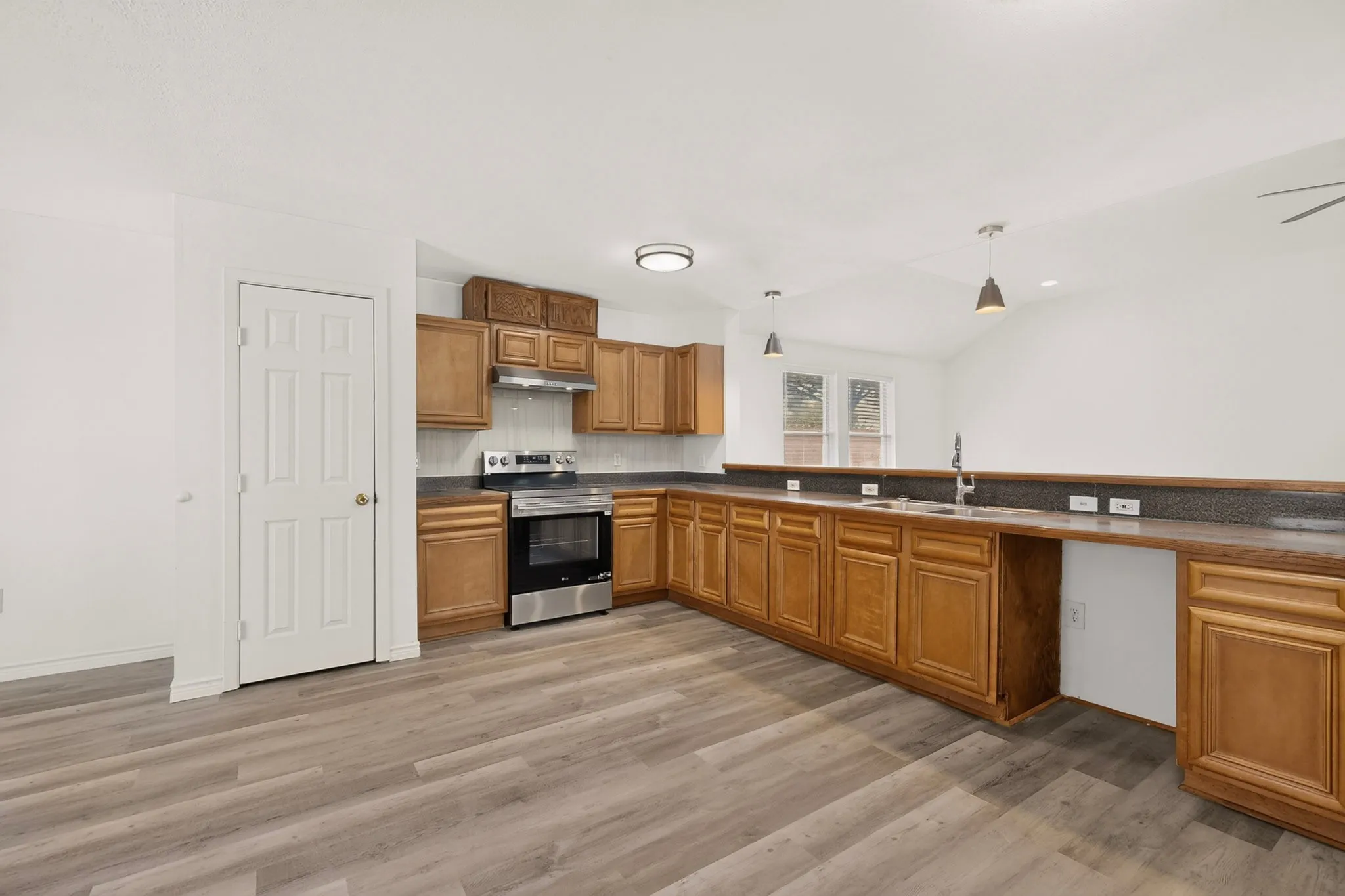 Single Family Residence For Rent in Dallas County , 1512 Rowan Avenue, Dallas, Texas 75223, 3 Bedroom, 2 Bathroom, 2 Garage spaces, 2,052 Sqft, built in 2006, mls#21389272, Real Estate Agent in Dallas, Homes For Rent in Dallas county, Homes For Rent in Dallas, Realtor in Dallas Texas, Real Estate Brokerage Independent Realty Texas, Luminita Cordes Realtor