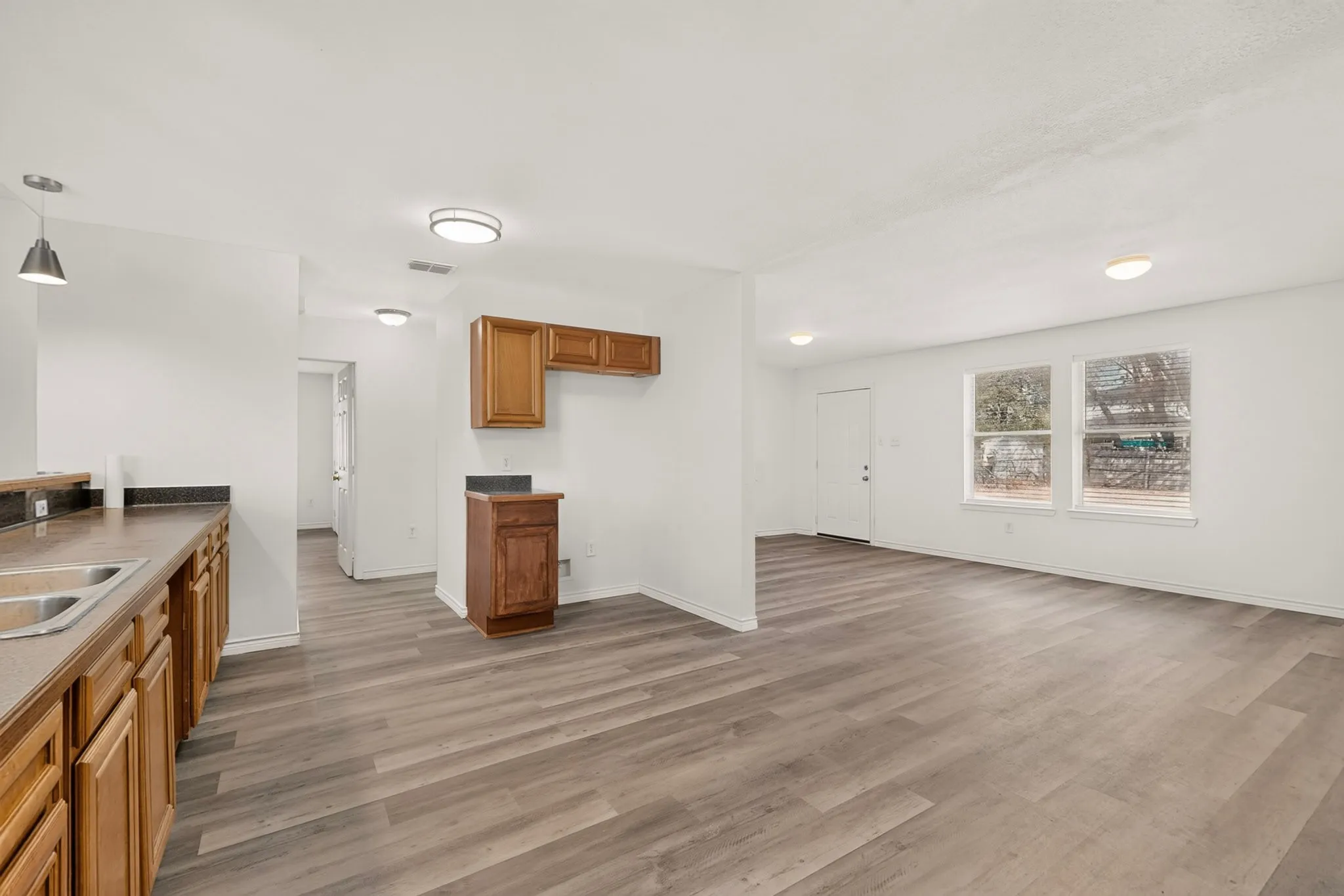 Single Family Residence For Rent in Dallas County , 1512 Rowan Avenue, Dallas, Texas 75223, 3 Bedroom, 2 Bathroom, 2 Garage spaces, 2,052 Sqft, built in 2006, mls#21389272, Real Estate Agent in Dallas, Homes For Rent in Dallas county, Homes For Rent in Dallas, Realtor in Dallas Texas, Real Estate Brokerage Independent Realty Texas, Luminita Cordes Realtor