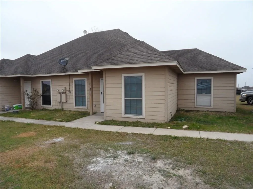 Duplex For Rent in Parker County , 103 Collett Court, Weatherford, Texas 76088, 3 Bedroom, 2 Bathroom, Garage spaces, 2,124 Sqft, built in 2007, mls#21392408, Real Estate Agent in Weatherford, Homes For Rent in Parker county, Homes For Rent in Weatherford, Realtor in Weatherford Texas, Real Estate Brokerage Independent Realty Texas, Luminita Cordes Realtor