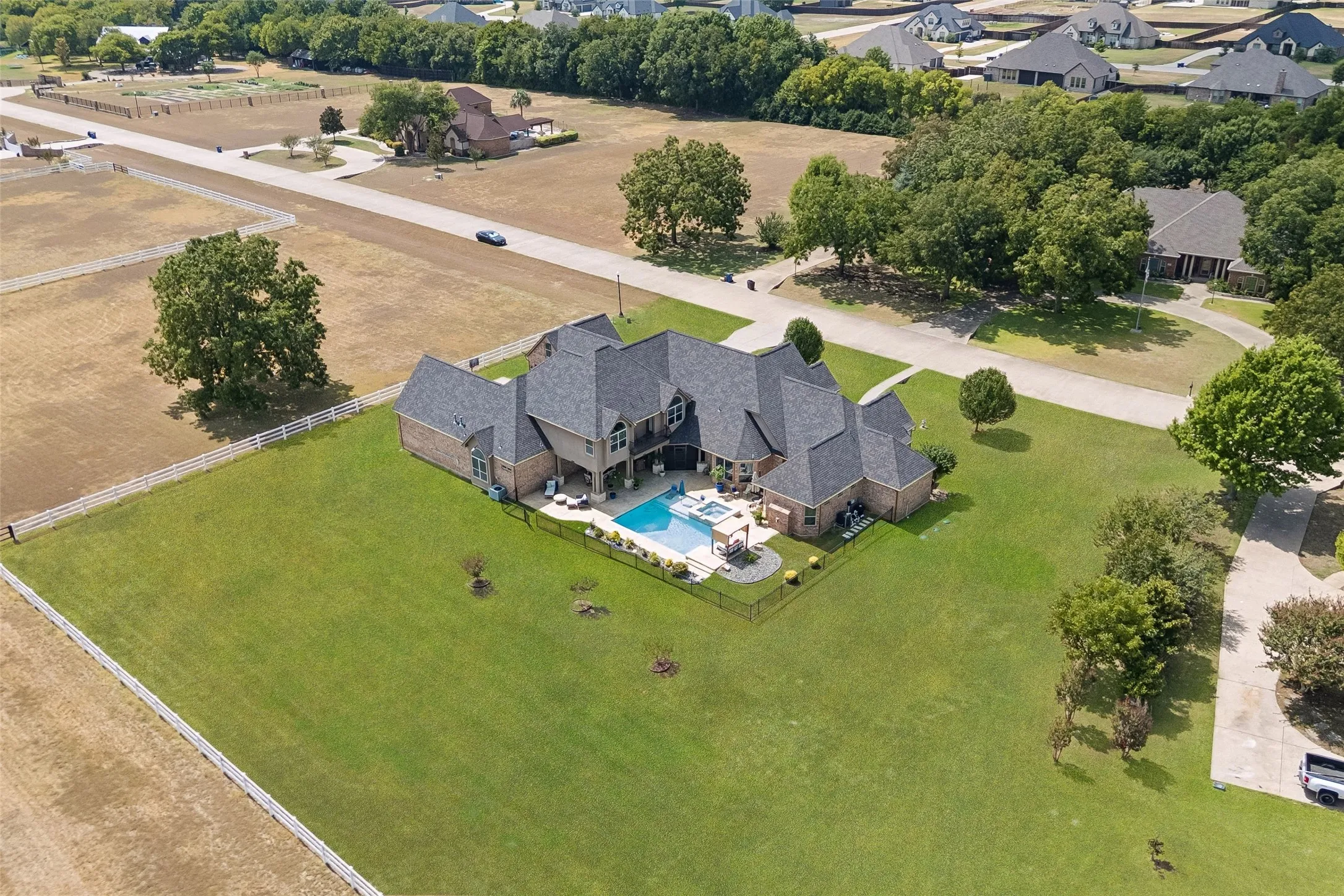 Single Family Residence For Sale in Ellis County , 1908 Morningside Lane, Oak Leaf, Texas 75154, 4 Bedroom, 5 Bathroom, 3 Garage spaces, 4,692 Sqft, built in 2008, mls#21389107, Real Estate Agent in Oak Leaf, Homes For Sale in Ellis county, Homes For Sale in Oak Leaf, Realtor in Oak Leaf Texas, Real Estate Brokerage Independent Realty Texas, Luminita Cordes Realtor