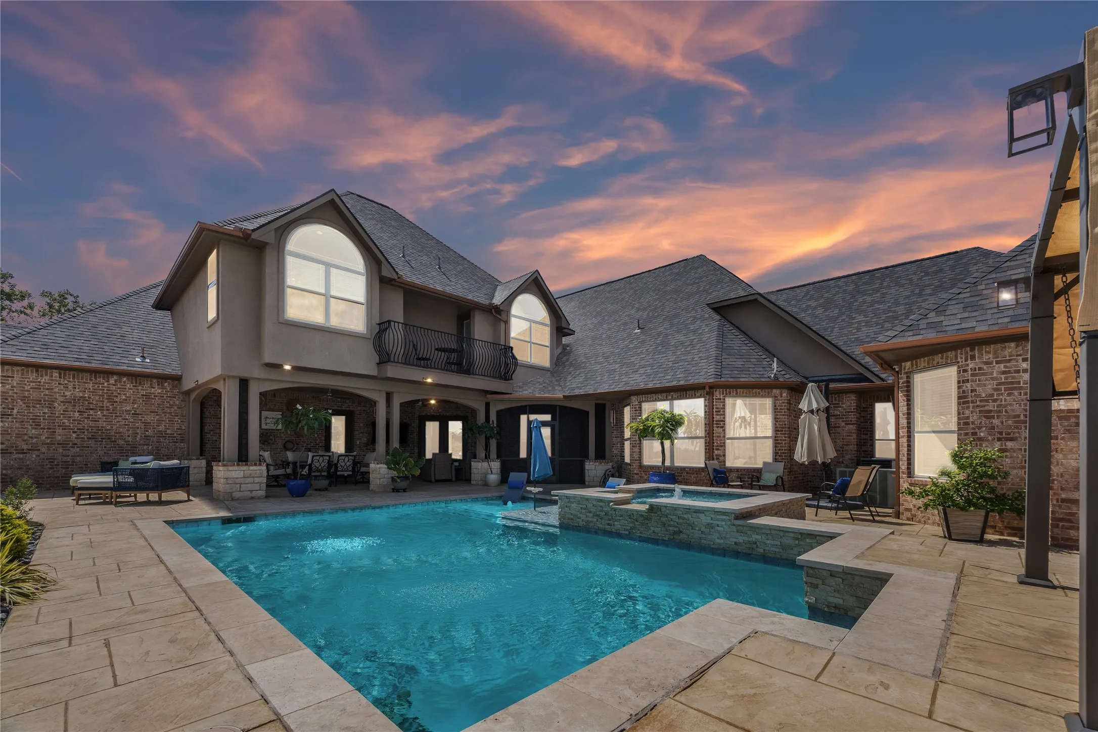 Single Family Residence For Sale in Ellis County , 1908 Morningside Lane, Oak Leaf, Texas 75154, 4 Bedroom, 5 Bathroom, 3 Garage spaces, 4,692 Sqft, built in 2008, mls#21389107, Real Estate Agent in Oak Leaf, Homes For Sale in Ellis county, Homes For Sale in Oak Leaf, Realtor in Oak Leaf Texas, Real Estate Brokerage Independent Realty Texas, Luminita Cordes Realtor