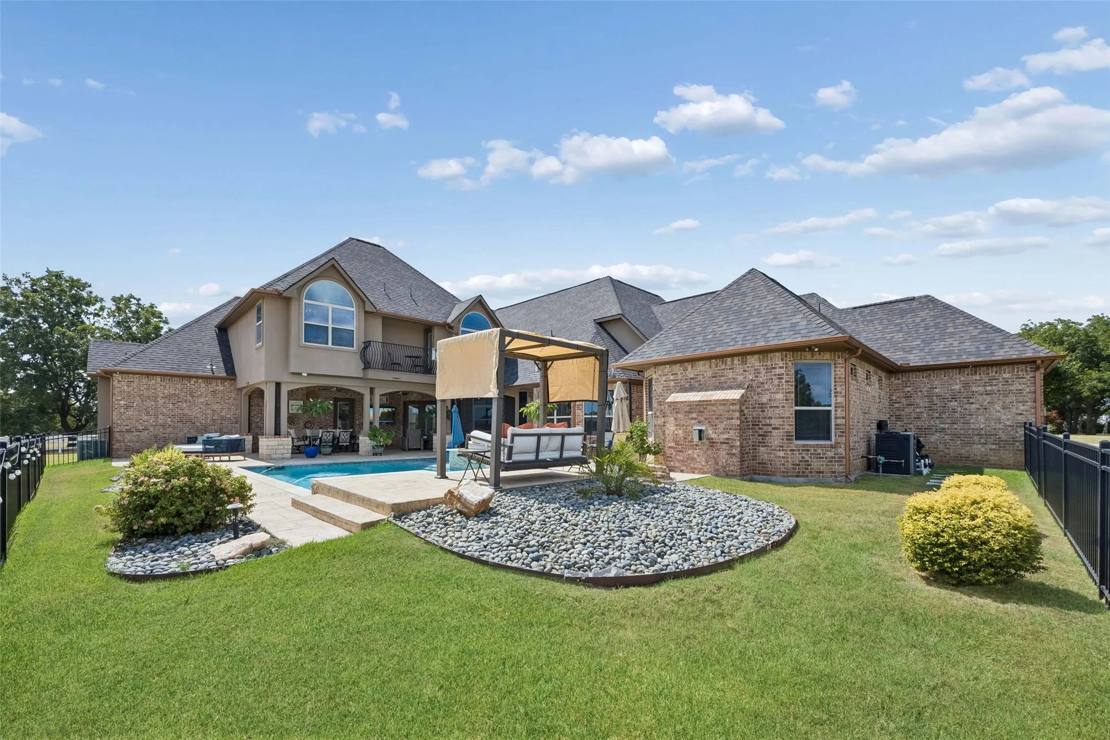 Single Family Residence For Sale in Ellis County , 1908 Morningside Lane, Oak Leaf, Texas 75154, 4 Bedroom, 5 Bathroom, 3 Garage spaces, 4,692 Sqft, built in 2008, mls#21389107, Real Estate Agent in Oak Leaf, Homes For Sale in Ellis county, Homes For Sale in Oak Leaf, Realtor in Oak Leaf Texas, Real Estate Brokerage Independent Realty Texas, Luminita Cordes Realtor