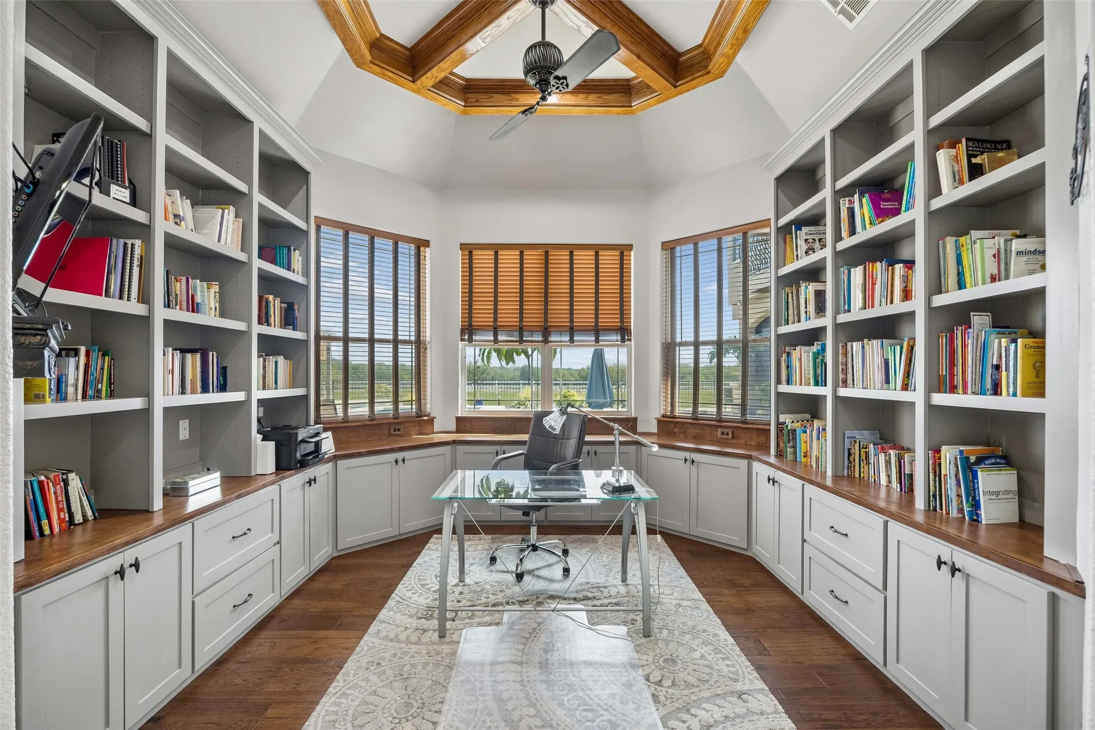 Single Family Residence For Sale in Ellis County , 1908 Morningside Lane, Oak Leaf, Texas 75154, 4 Bedroom, 5 Bathroom, 3 Garage spaces, 4,692 Sqft, built in 2008, mls#21389107, Real Estate Agent in Oak Leaf, Homes For Sale in Ellis county, Homes For Sale in Oak Leaf, Realtor in Oak Leaf Texas, Real Estate Brokerage Independent Realty Texas, Luminita Cordes Realtor