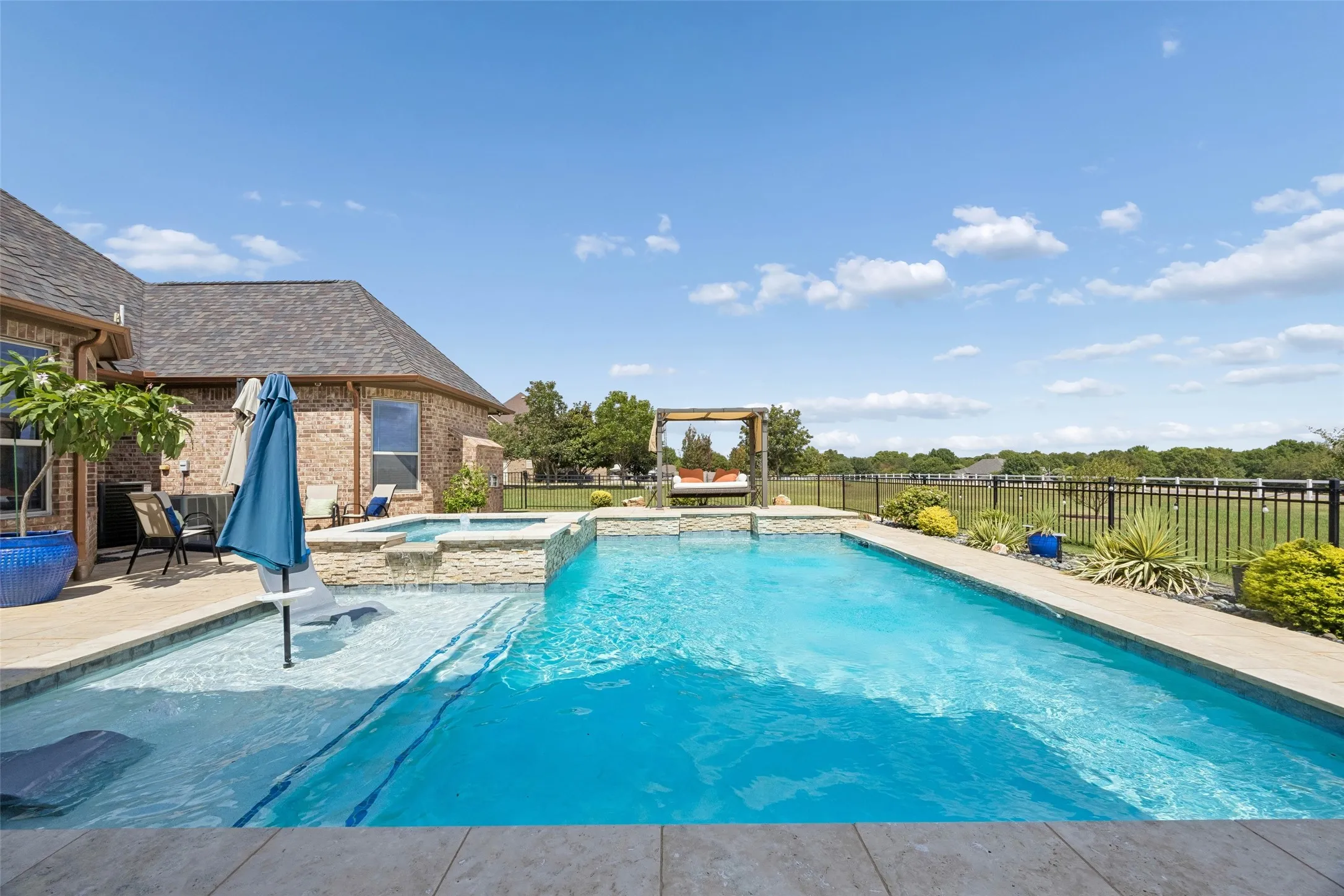 Single Family Residence For Sale in Ellis County , 1908 Morningside Lane, Oak Leaf, Texas 75154, 4 Bedroom, 5 Bathroom, 3 Garage spaces, 4,692 Sqft, built in 2008, mls#21389107, Real Estate Agent in Oak Leaf, Homes For Sale in Ellis county, Homes For Sale in Oak Leaf, Realtor in Oak Leaf Texas, Real Estate Brokerage Independent Realty Texas, Luminita Cordes Realtor