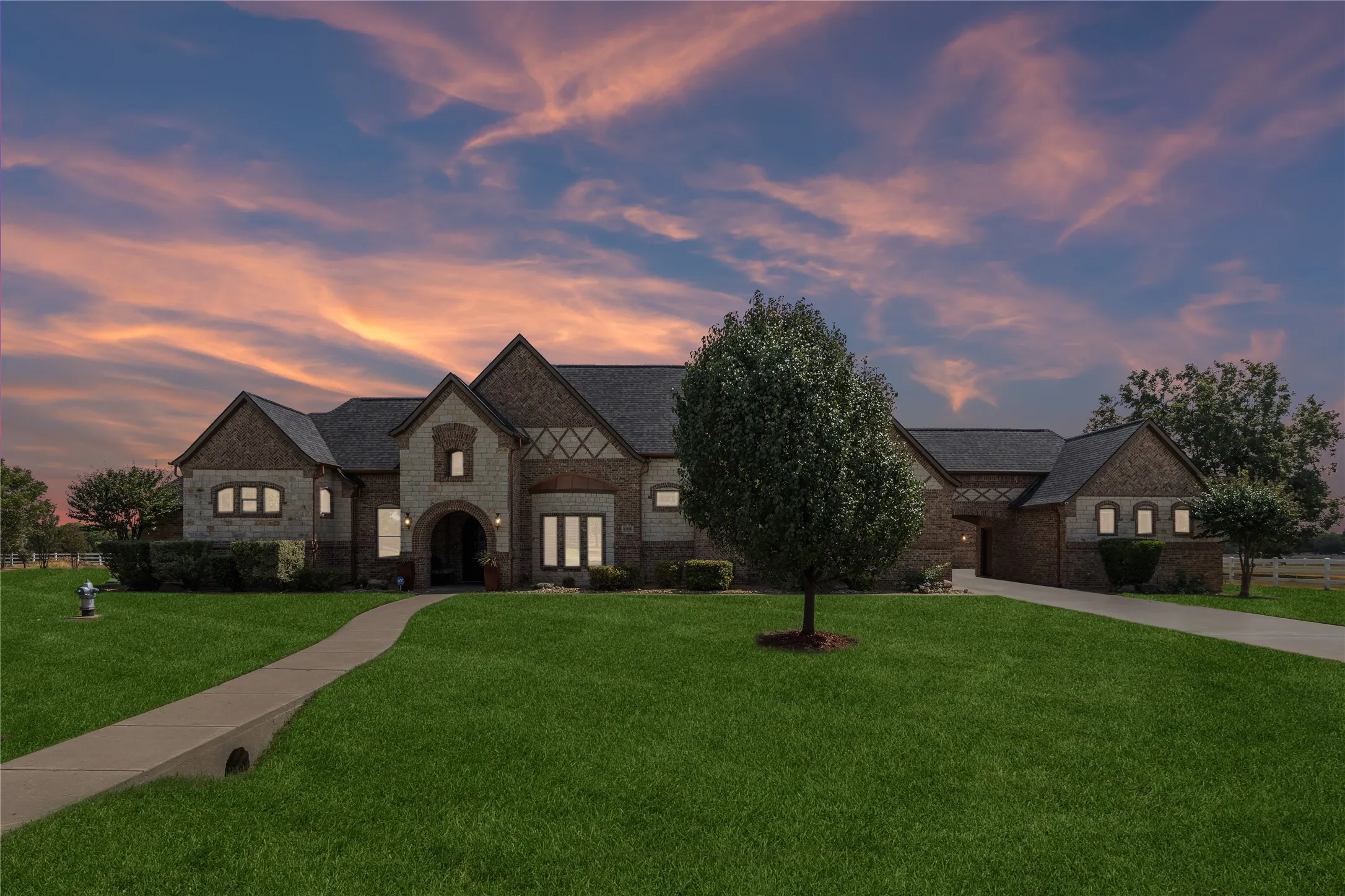 Single Family Residence For Sale in Ellis County , 1908 Morningside Lane, Oak Leaf, Texas 75154, 4 Bedroom, 5 Bathroom, 3 Garage spaces, 4,692 Sqft, built in 2008, mls#21389107, Real Estate Agent in Oak Leaf, Homes For Sale in Ellis county, Homes For Sale in Oak Leaf, Realtor in Oak Leaf Texas, Real Estate Brokerage Independent Realty Texas, Luminita Cordes Realtor