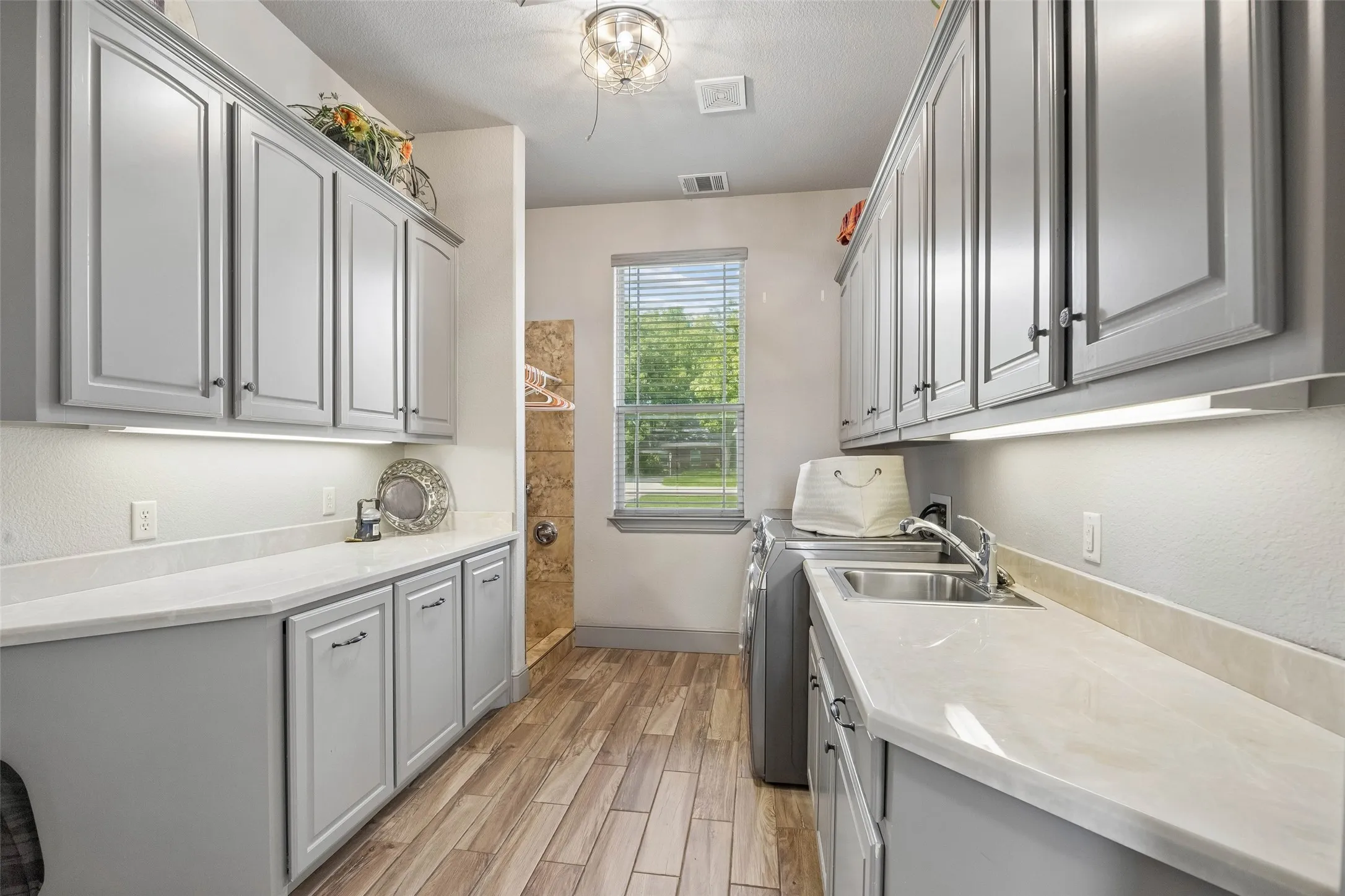 Single Family Residence For Sale in Ellis County , 1908 Morningside Lane, Oak Leaf, Texas 75154, 4 Bedroom, 5 Bathroom, 3 Garage spaces, 4,692 Sqft, built in 2008, mls#21389107, Real Estate Agent in Oak Leaf, Homes For Sale in Ellis county, Homes For Sale in Oak Leaf, Realtor in Oak Leaf Texas, Real Estate Brokerage Independent Realty Texas, Luminita Cordes Realtor