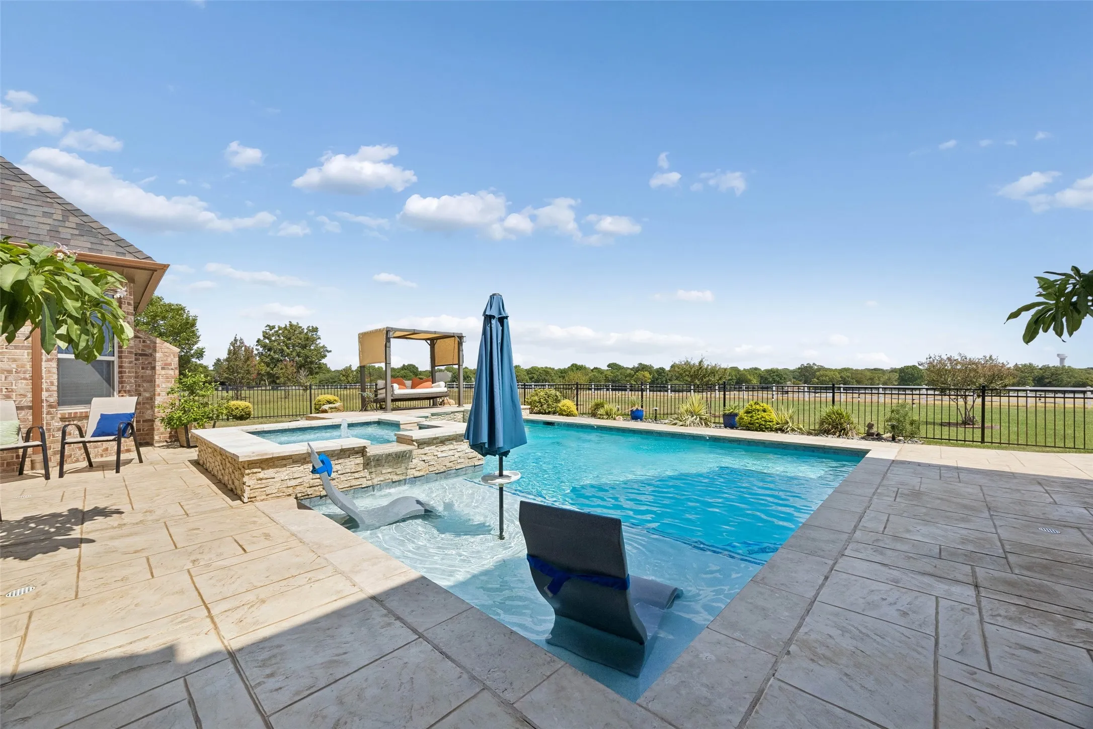 Single Family Residence For Sale in Ellis County , 1908 Morningside Lane, Oak Leaf, Texas 75154, 4 Bedroom, 5 Bathroom, 3 Garage spaces, 4,692 Sqft, built in 2008, mls#21389107, Real Estate Agent in Oak Leaf, Homes For Sale in Ellis county, Homes For Sale in Oak Leaf, Realtor in Oak Leaf Texas, Real Estate Brokerage Independent Realty Texas, Luminita Cordes Realtor