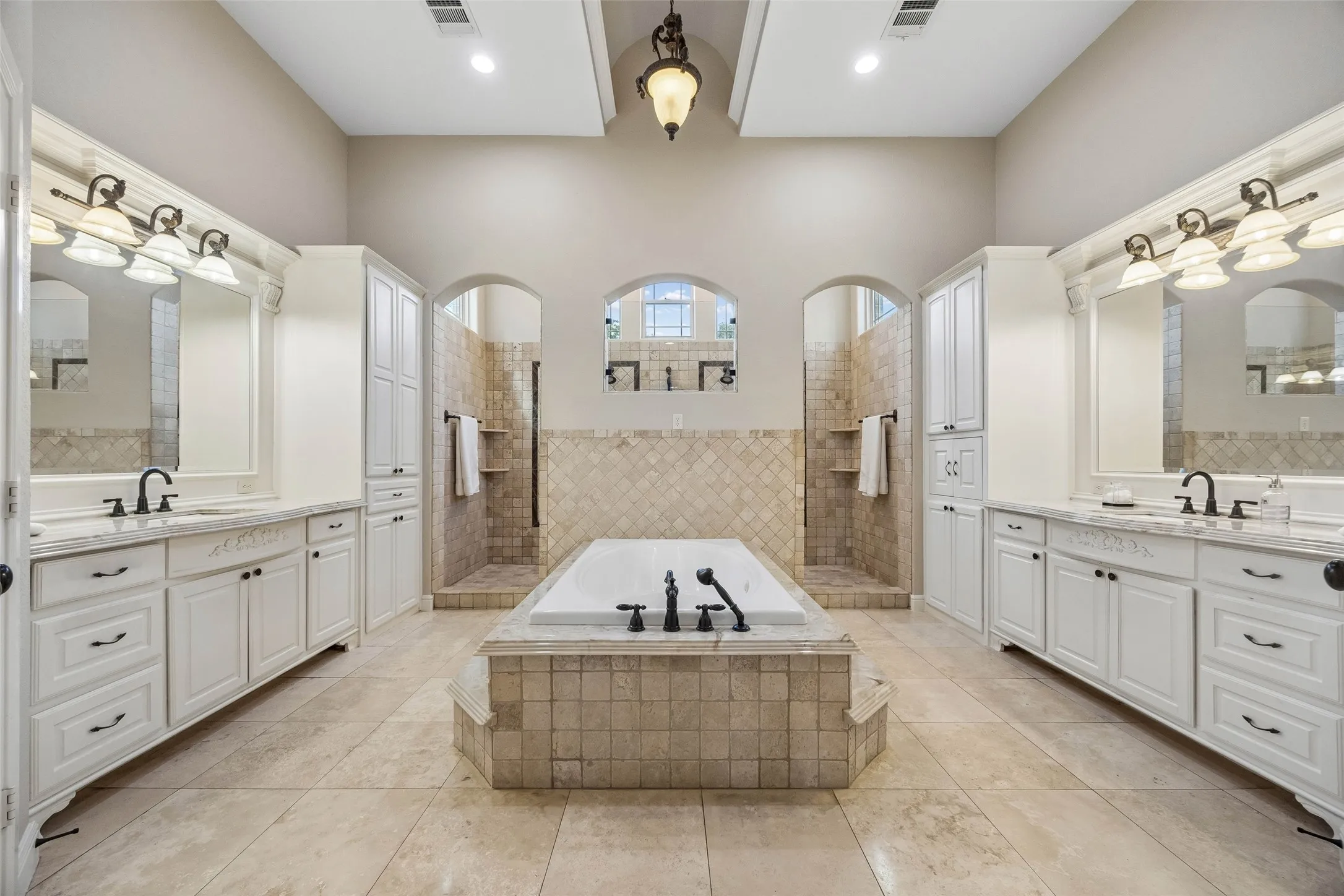 Single Family Residence For Sale in Ellis County , 1908 Morningside Lane, Oak Leaf, Texas 75154, 4 Bedroom, 5 Bathroom, 3 Garage spaces, 4,692 Sqft, built in 2008, mls#21389107, Real Estate Agent in Oak Leaf, Homes For Sale in Ellis county, Homes For Sale in Oak Leaf, Realtor in Oak Leaf Texas, Real Estate Brokerage Independent Realty Texas, Luminita Cordes Realtor