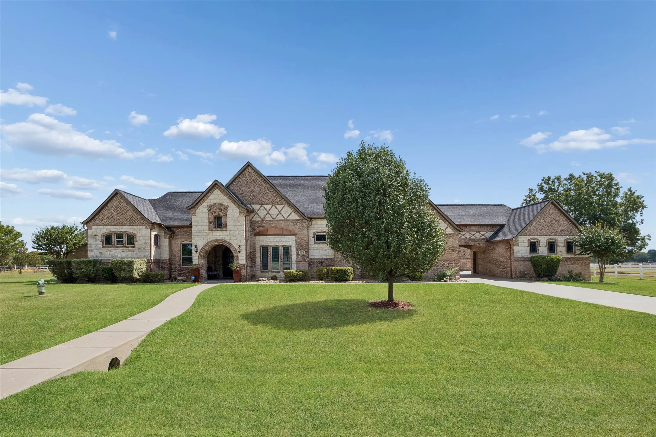 Single Family Residence For Sale in Ellis County , 1908 Morningside Lane, Oak Leaf, Texas 75154, 4 Bedroom, 5 Bathroom, 3 Garage spaces, 4,692 Sqft, built in 2008, mls#21389107, Real Estate Agent in Oak Leaf, Homes For Sale in Ellis county, Homes For Sale in Oak Leaf, Realtor in Oak Leaf Texas, Real Estate Brokerage Independent Realty Texas, Luminita Cordes Realtor
