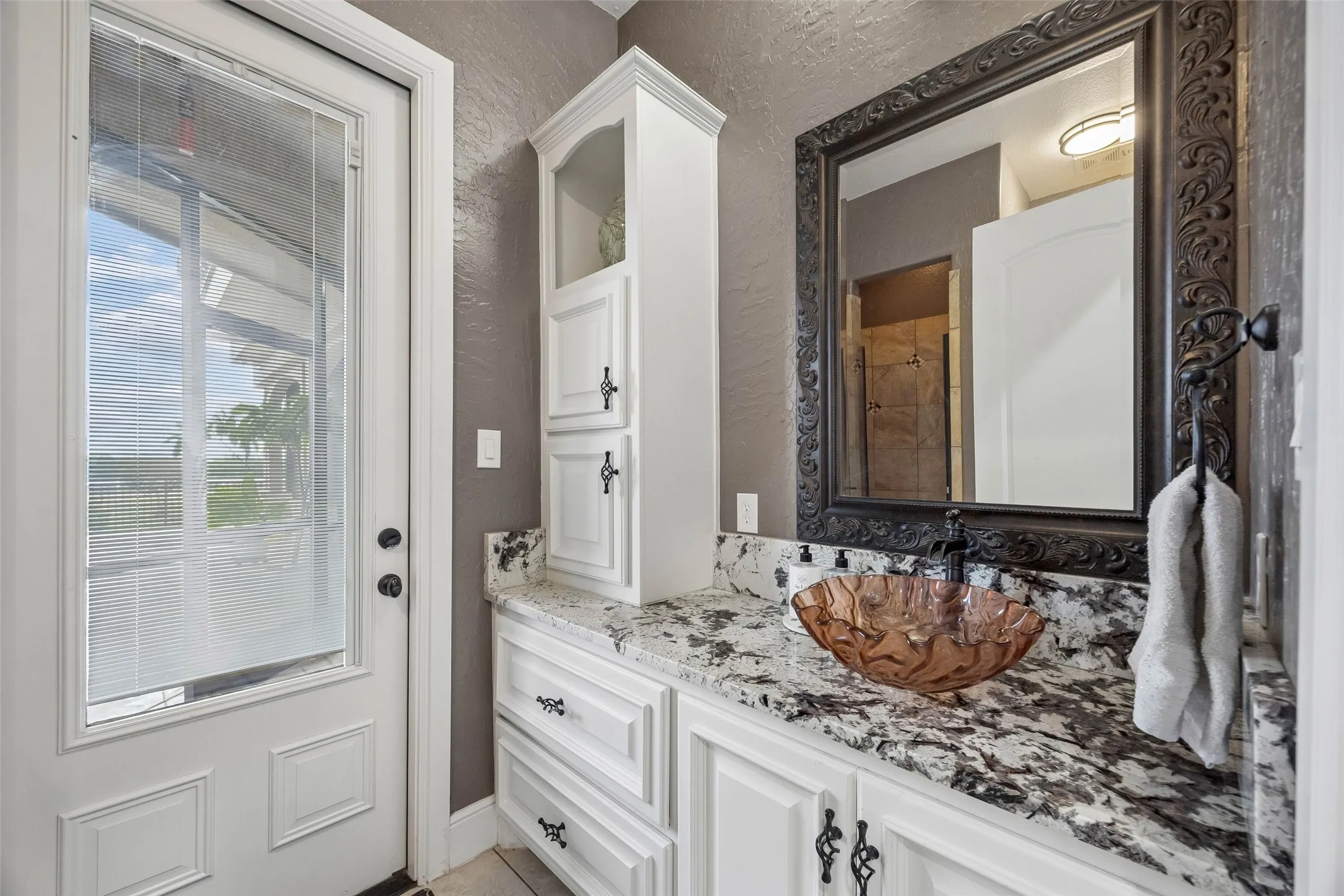 Single Family Residence For Sale in Ellis County , 1908 Morningside Lane, Oak Leaf, Texas 75154, 4 Bedroom, 5 Bathroom, 3 Garage spaces, 4,692 Sqft, built in 2008, mls#21389107, Real Estate Agent in Oak Leaf, Homes For Sale in Ellis county, Homes For Sale in Oak Leaf, Realtor in Oak Leaf Texas, Real Estate Brokerage Independent Realty Texas, Luminita Cordes Realtor