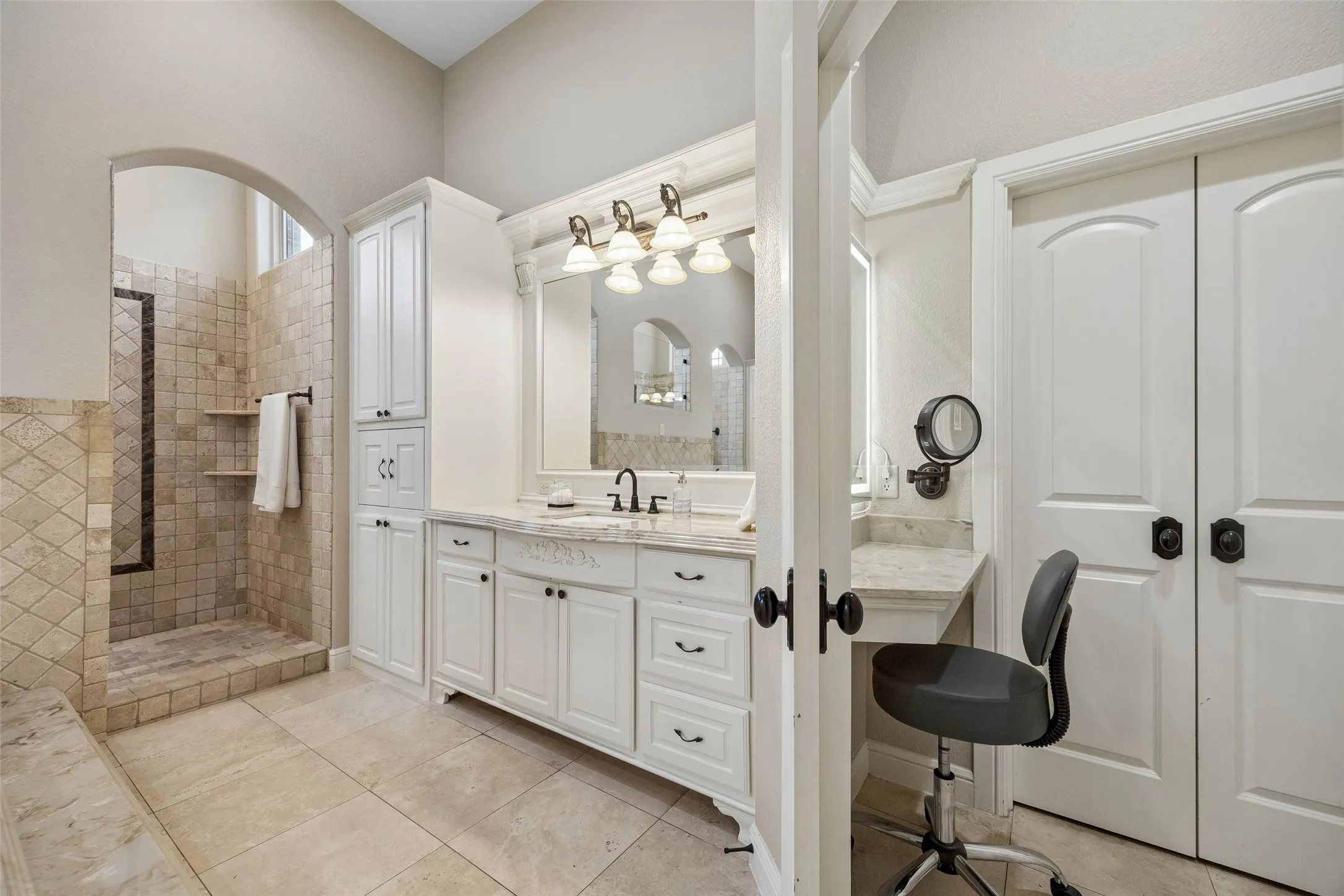 Single Family Residence For Sale in Ellis County , 1908 Morningside Lane, Oak Leaf, Texas 75154, 4 Bedroom, 5 Bathroom, 3 Garage spaces, 4,692 Sqft, built in 2008, mls#21389107, Real Estate Agent in Oak Leaf, Homes For Sale in Ellis county, Homes For Sale in Oak Leaf, Realtor in Oak Leaf Texas, Real Estate Brokerage Independent Realty Texas, Luminita Cordes Realtor